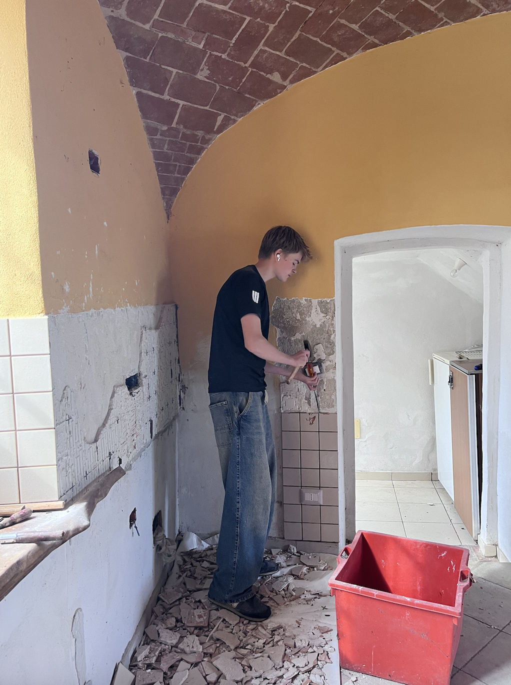 volunteering work at conscious community in Italy.png