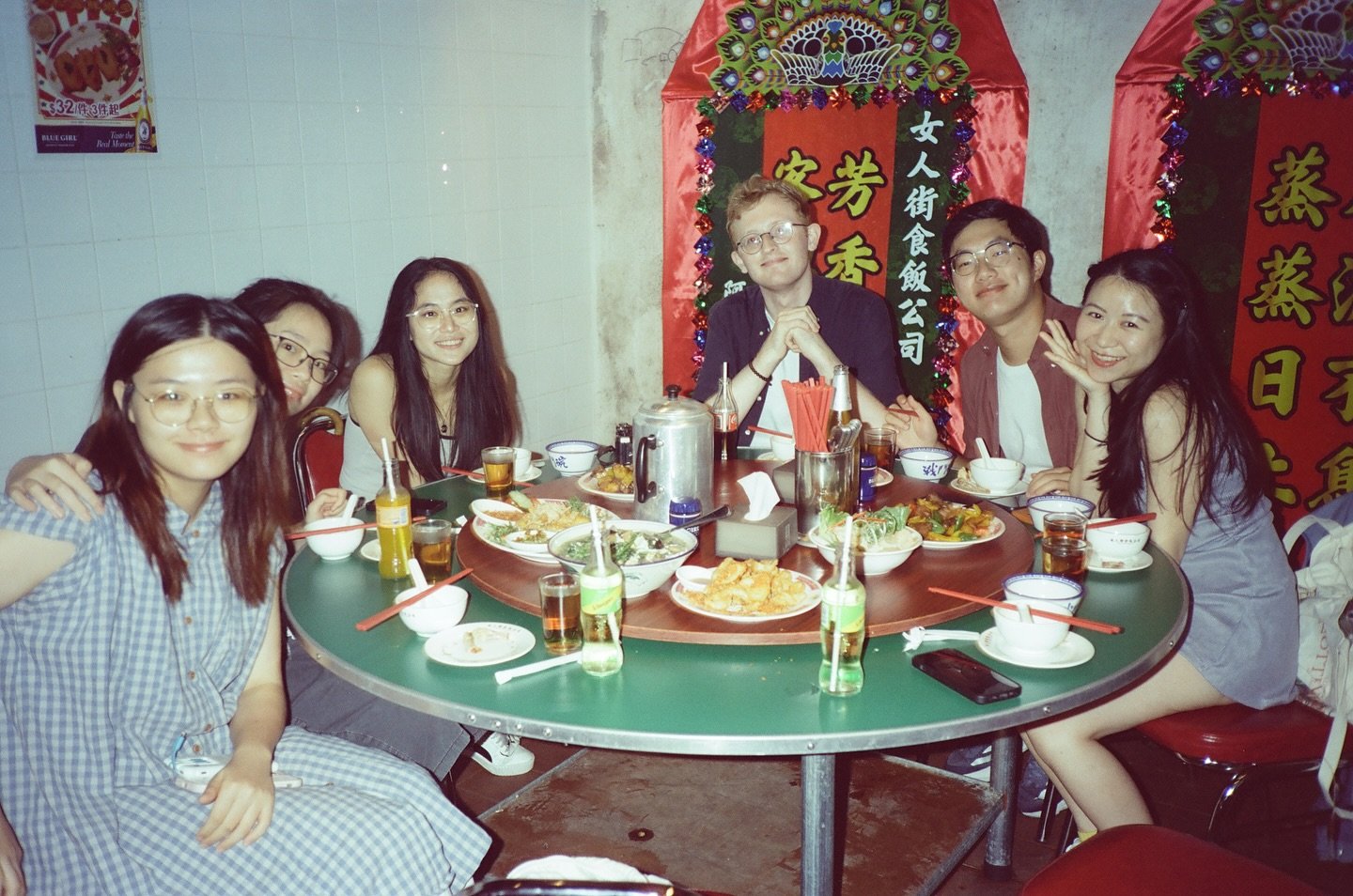 .
Banquet. | 🇭🇰 | 14.08.2025

Olympus XA2 and A11 Flash. Cyberpunk 100D
.
.
.
.
.
#kodak #olympus #homekong #shotonfilm #35mm #olympusphotography #olympusxa2 #streetphotography #streetphotographer #hongkong #hongkongphotography #hongkongculture #ex
