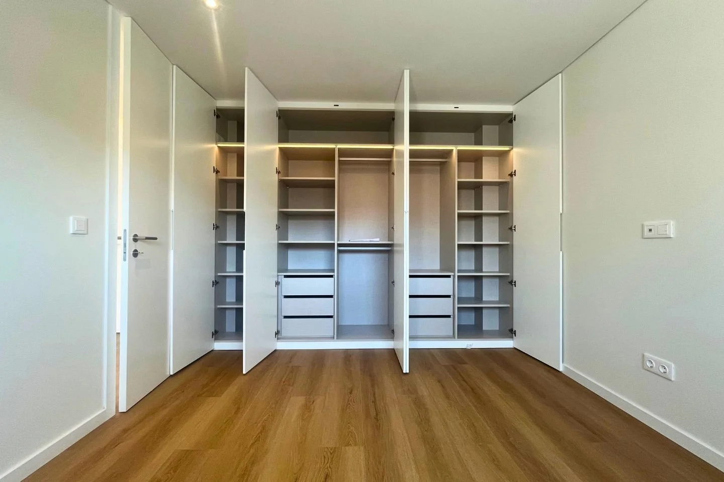 Quarto 1 roupeiro