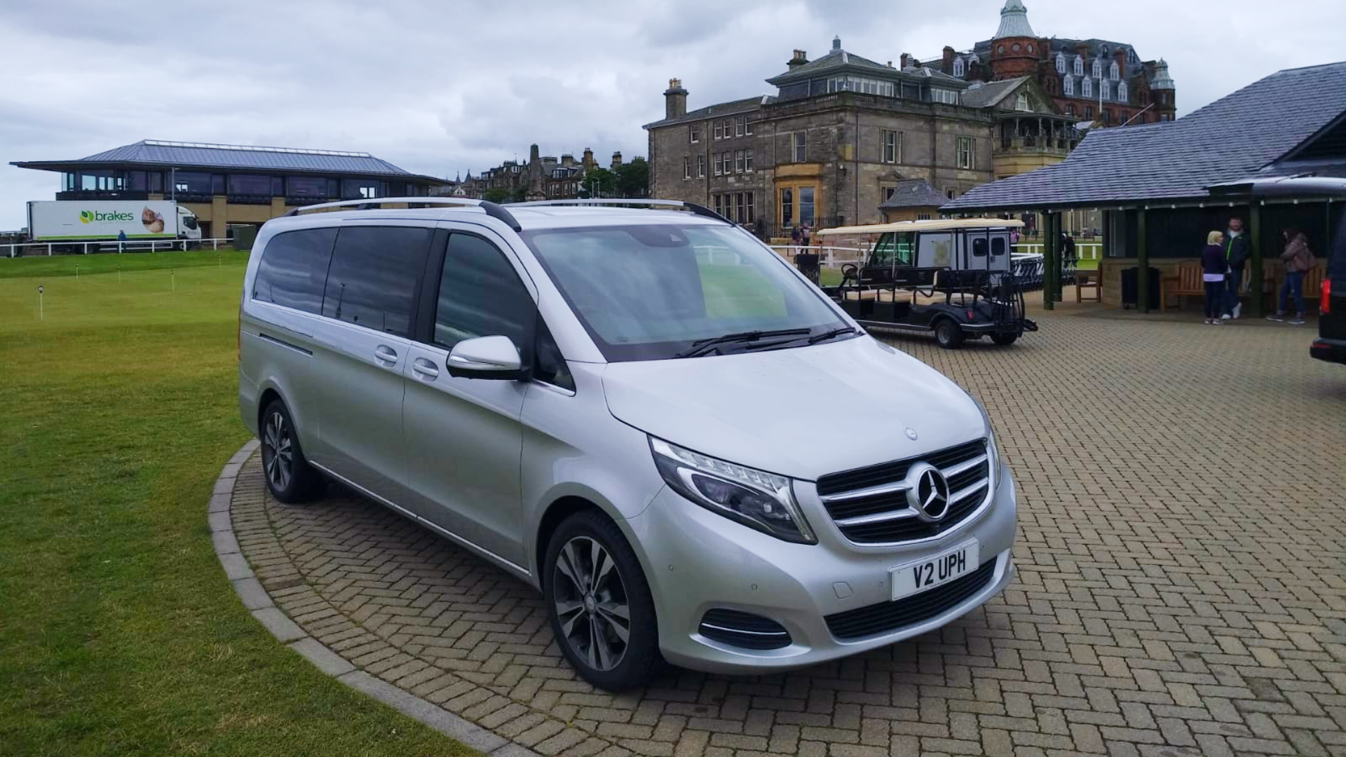 7-seater mercedes-benz v-class on a golf tour