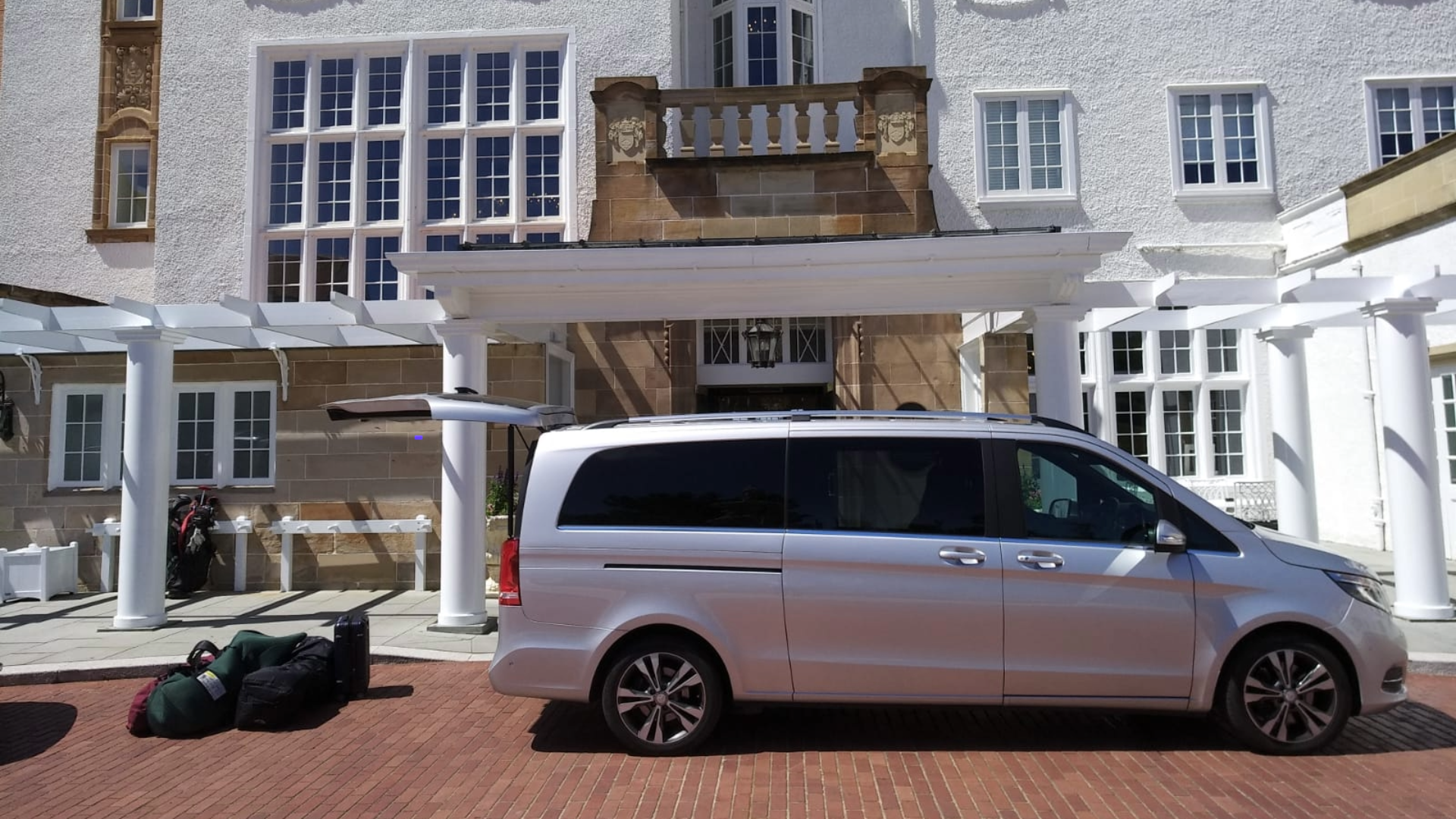 Passengers arriving at hotel with luggage assistance