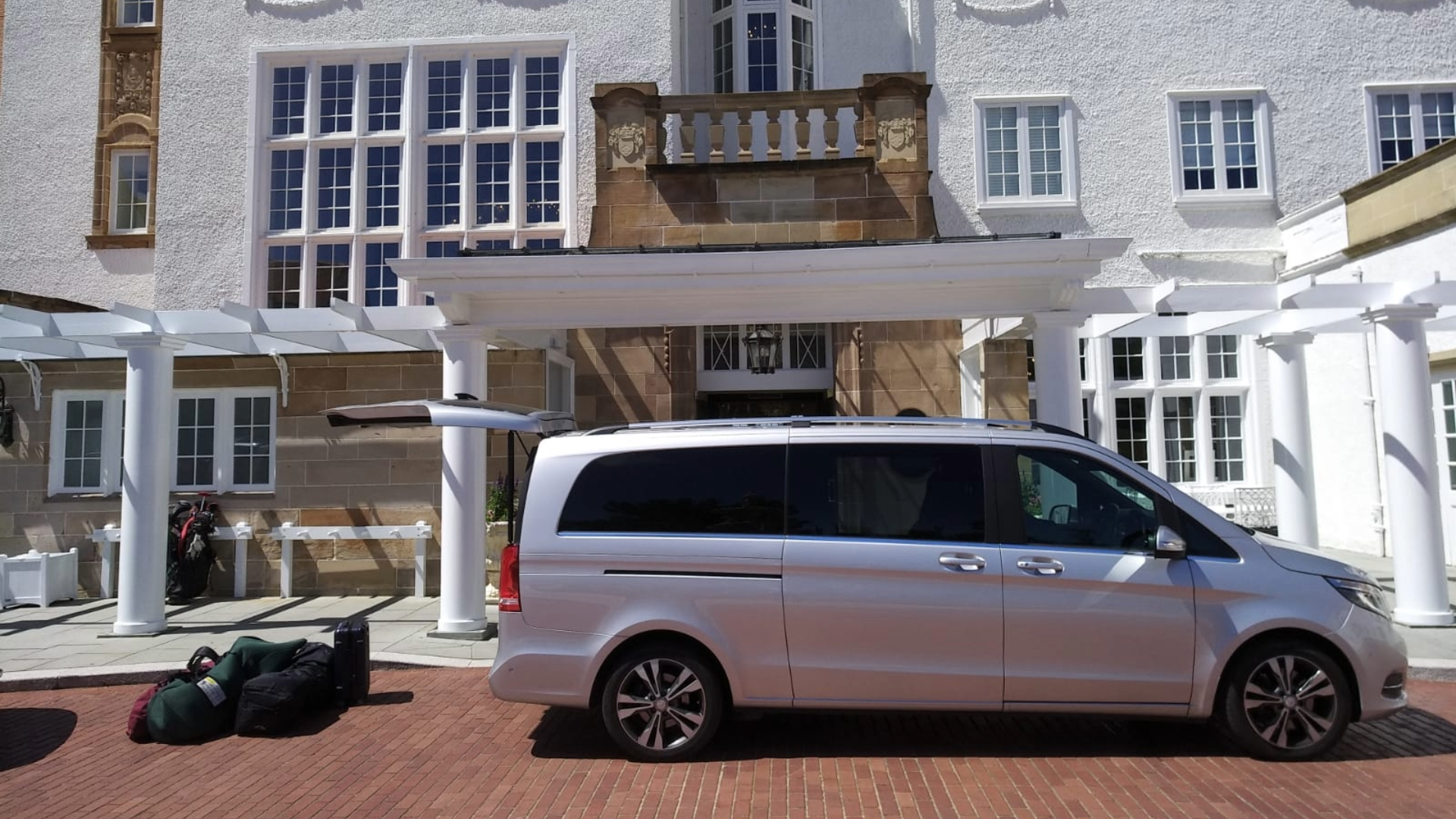 Mercedes-Benz V-Class in from of hotel dropping off passengers from Airport