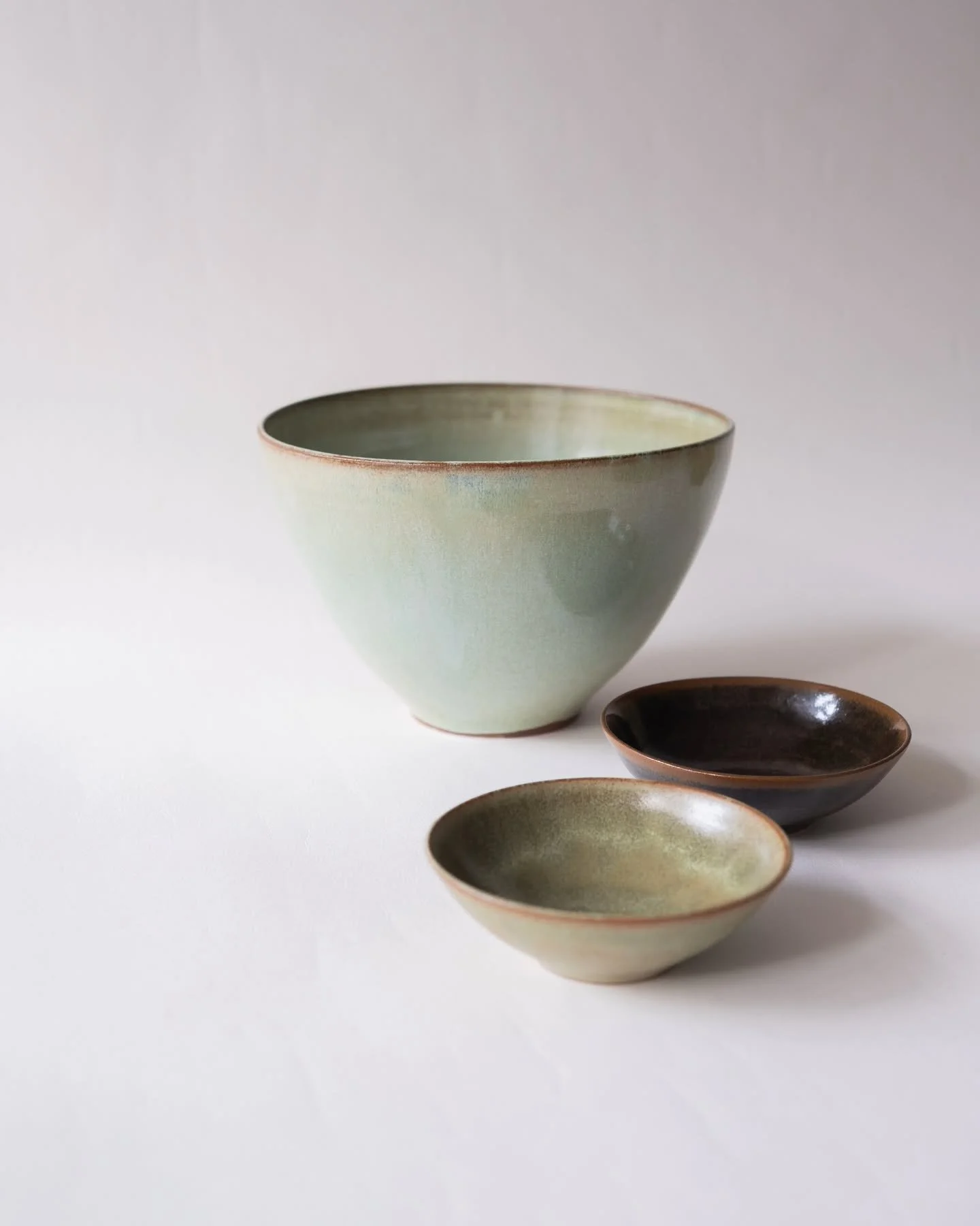Grand bol, petites coupelles, et leurs &eacute;maux issus de mes recherches personnelles.

#ceramics #ceramique #handmade #pottery #handmadepottery #clay #stoneware #wheelthrown #glaze  #wip #workinprogress #welcometomyjourney