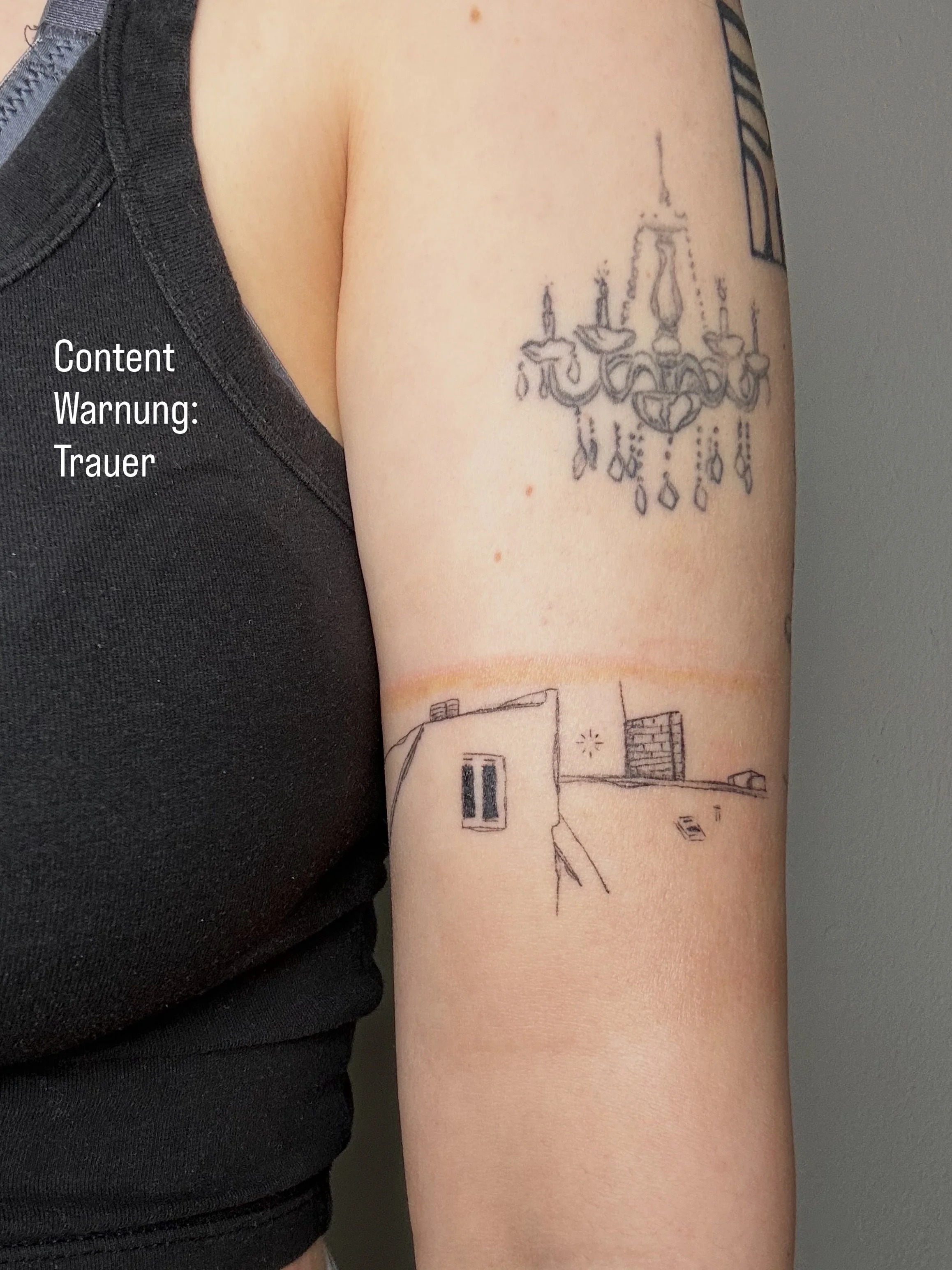 Bei allem, was ich t&auml;towieren darf, finde ich es am kraftvollsten, Erinnerungen an einen geliebten Menschen oder Tier auf der Haut zu verewigen.

Meiner Oma habe ich einige Tattoos gewidmet.
Sie erinnern mich an sie und an das Gef&uuml;hl, das s