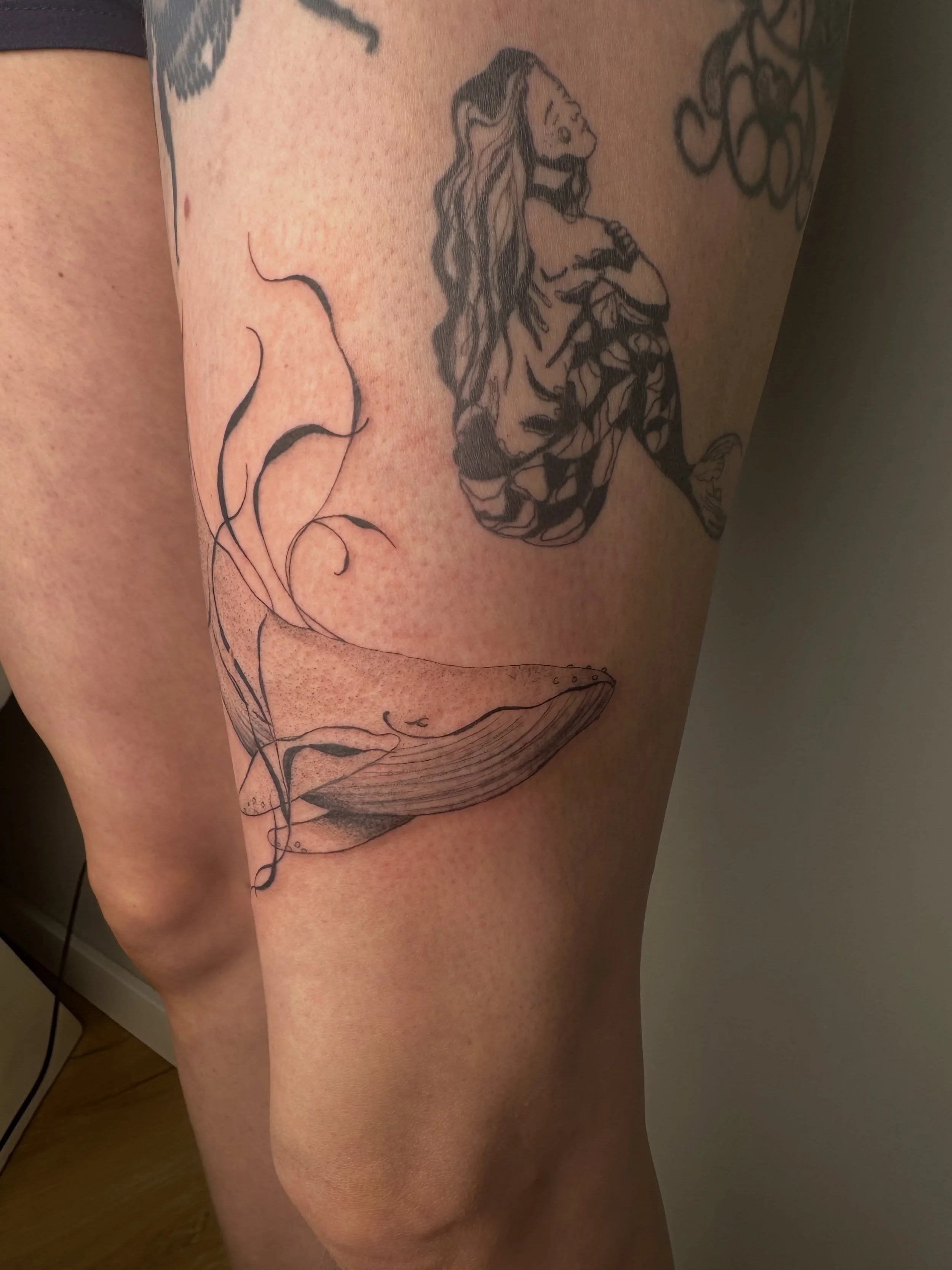 Dieses Motiv ist w&auml;hrend einer 1/2 Tagessitzung entstanden. 
Wir mussten vor Ort die Algen etwas anpassen, da diese sonst den bereits vorhandenen Tattoos in die Quere gekommen w&auml;ren. 
Insgesamt haben wir das Stencil 2x umplatziert. 
Auch we