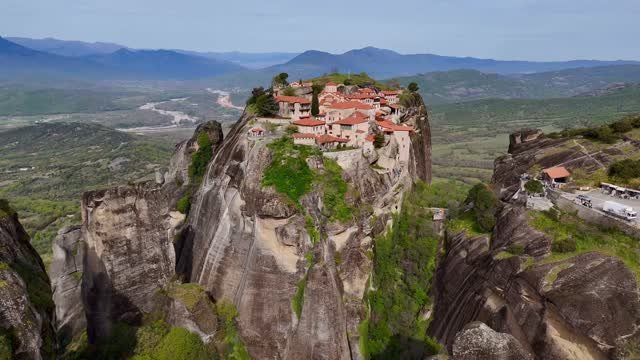 An amazing complex of monasteries on a magical geological phenomenon.. Just #meteora
