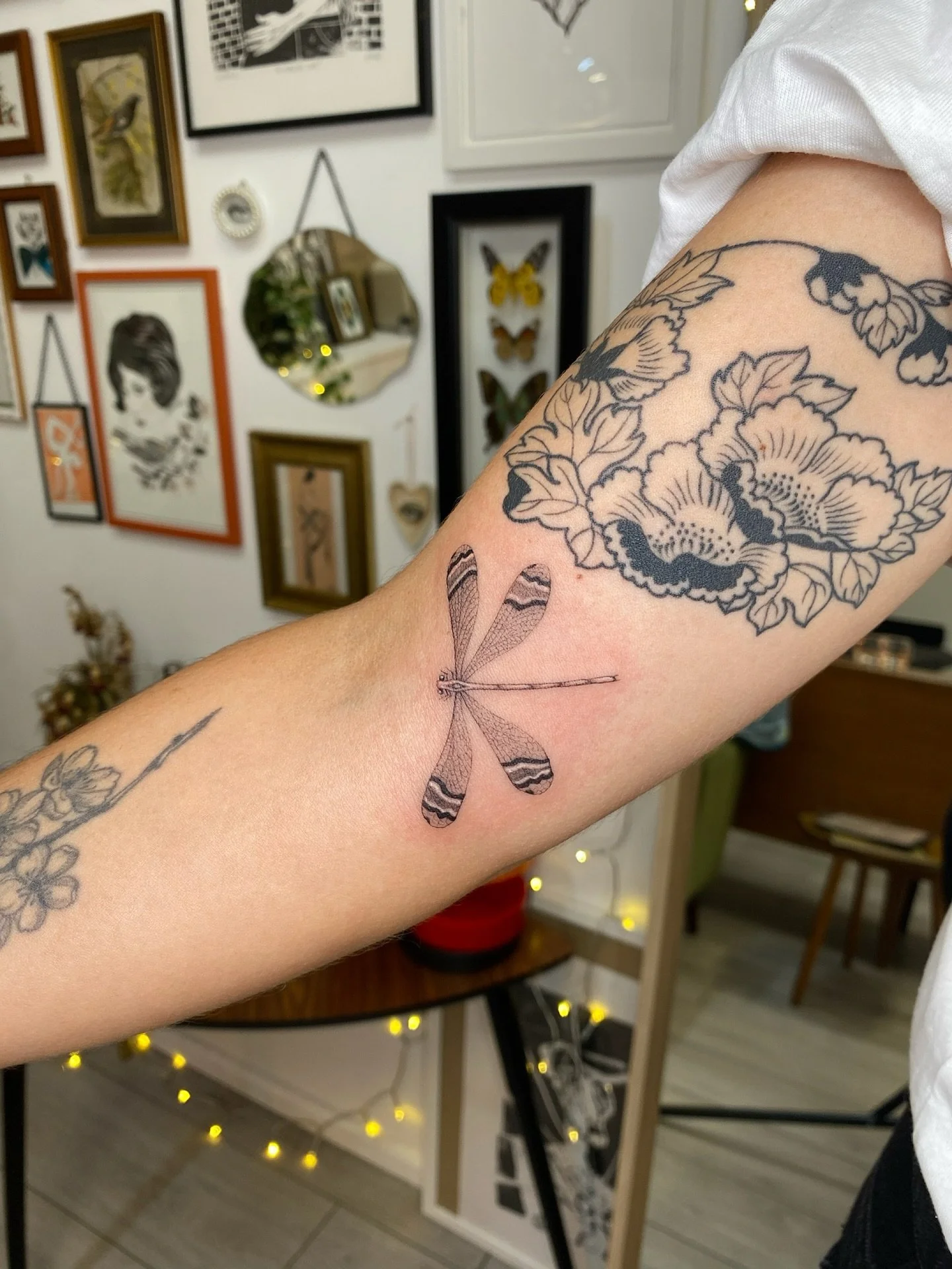 Little one for Virginia yesterday, thank you so much &amp; lovely to see you again 🧡

Made at @tangerinedreamsstudio 

#dragonfly #dragonflytattoo #tattooartist #uktattooartist #londontattooartist #finelinetattooartist #femaletattooer #vintagetattoo