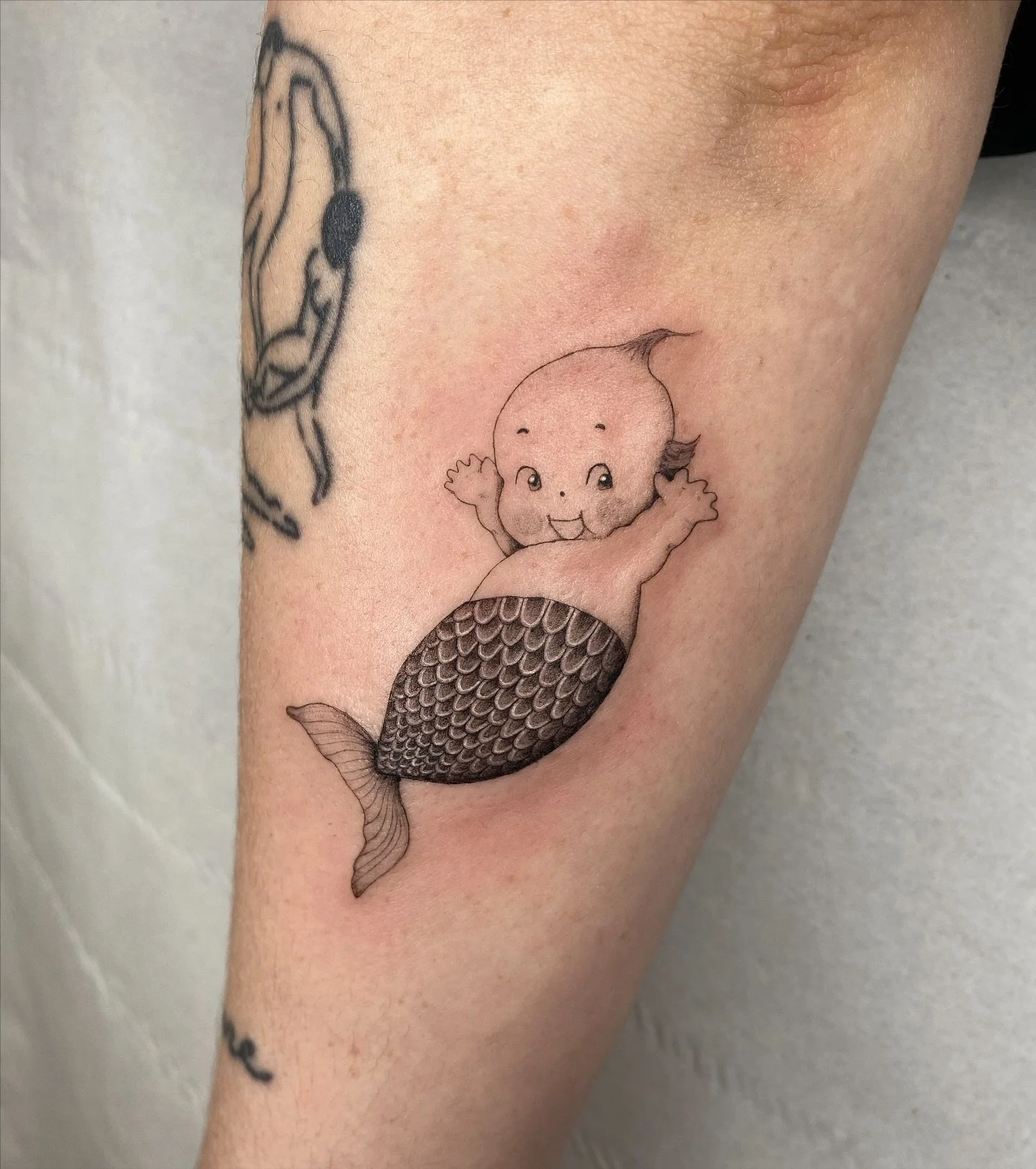 Kewpie baby! Another super cute one made recently, thank you so much for getting this one C&eacute;cile ❤️ 

I&rsquo;d love to do more of these ✨

Made at @tangerinedreamsstudio 

#kewpie #kewpietattoo #cutetattoos #cutetattoo #londontattooartist #fi