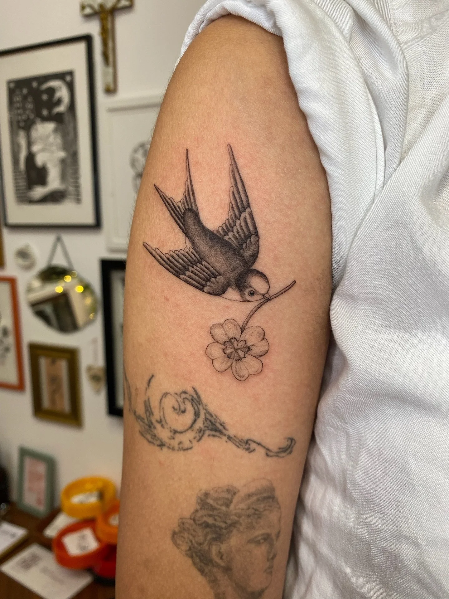 From my flash for Vyara, thank you so much 𓅪

@tangerinedreamsstudio 

#birdtattoos #swallowtattoo #clovertattoo #traditionaltattooflash #londontattooartist #finelinetattooartist