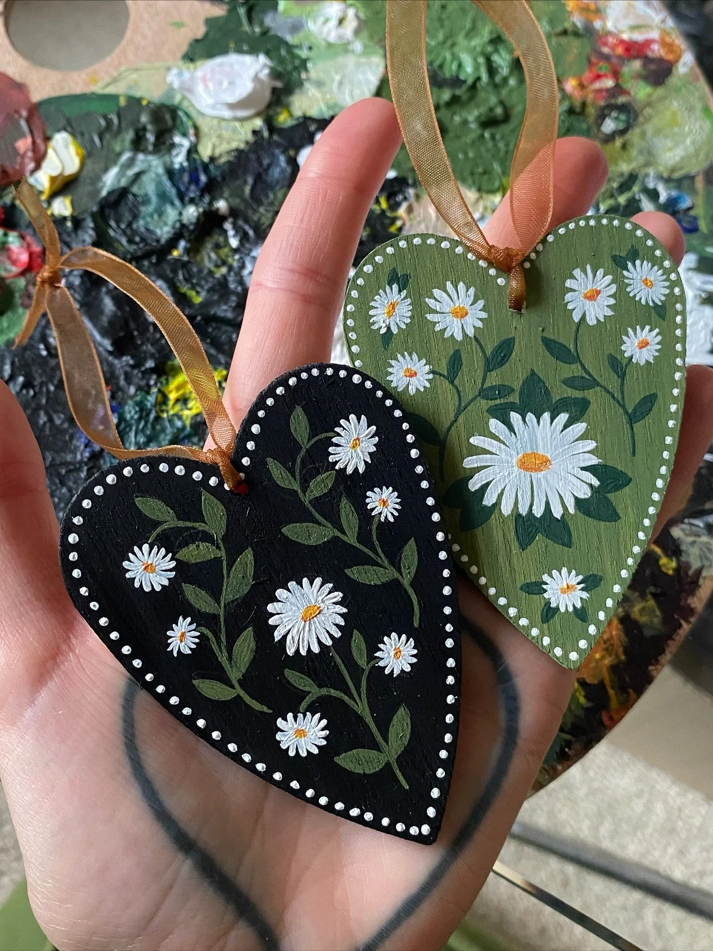 Little folky heart ornaments painted last week, second slide was for my mum who asked for a red and green one ✨ 

#folkornaments #folkchristmas #christmasornament #christmasornament #folkartpainting #folkartist #folkartornament