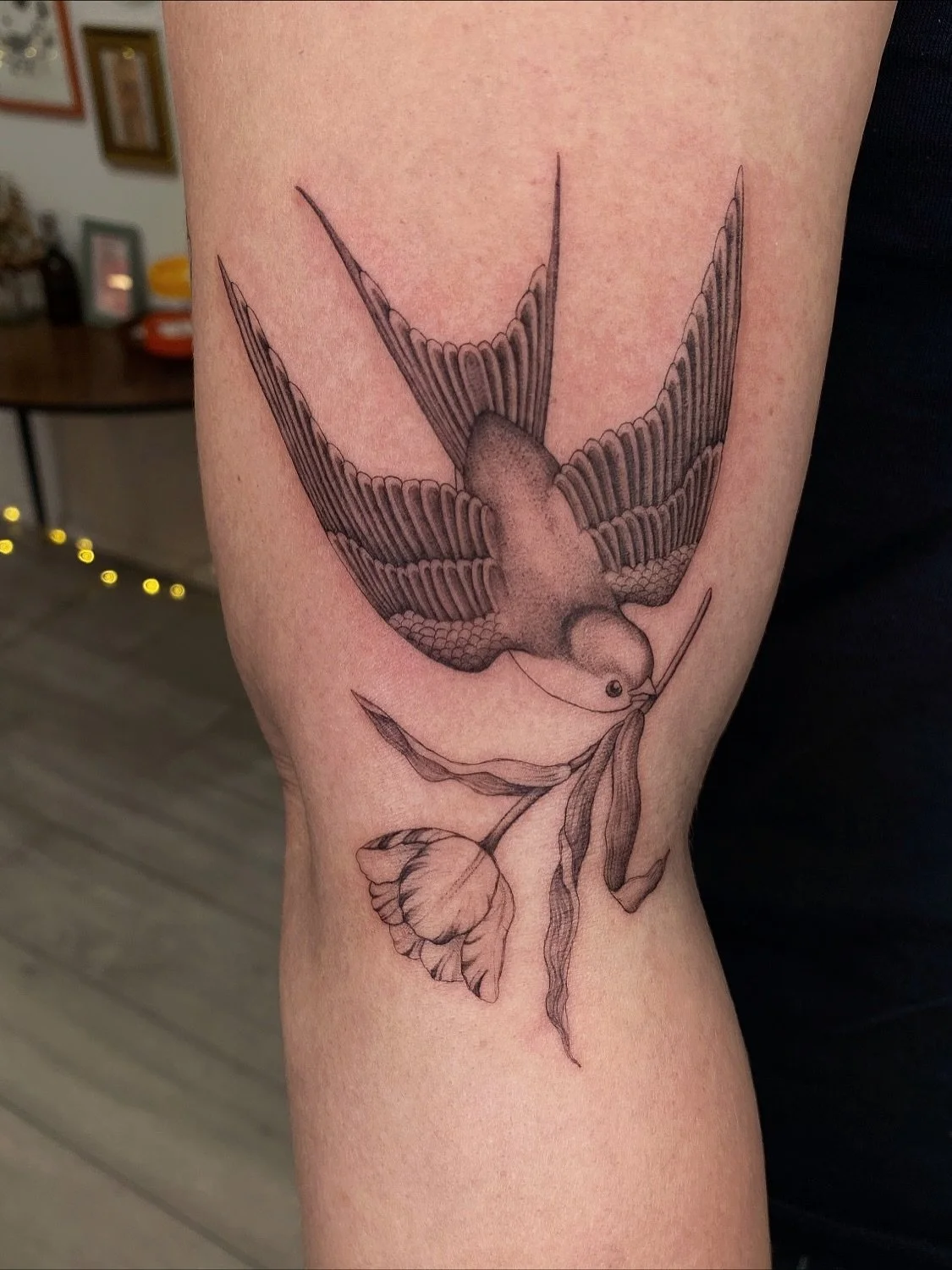 For Katie, thank you so much! 
@tangerinedreamsstudio 

#birdtattoos #birdtattoodesign #londontattooartist #londontattoo #tuliptattoo