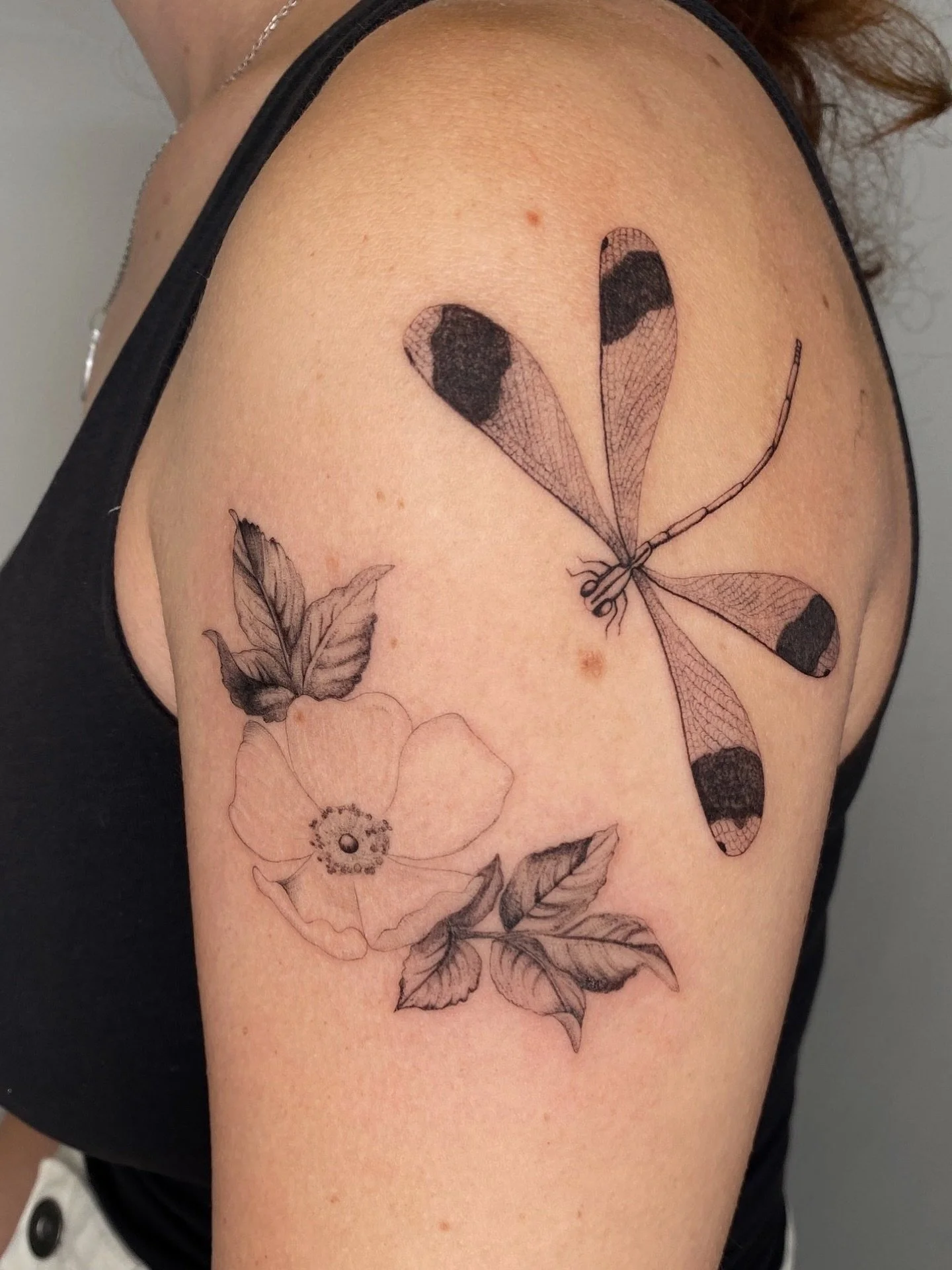 A couple of flashes for Ima&iuml;n, made in the summer ✨ Merci beaucoup! 

Taking bookings for the rest of the year, get in touch if you&rsquo;d like to get tattooed 💌

#dragonflytattoo #rosetattoo #flashtattoos #flashtattoo #londontattoo #londontat