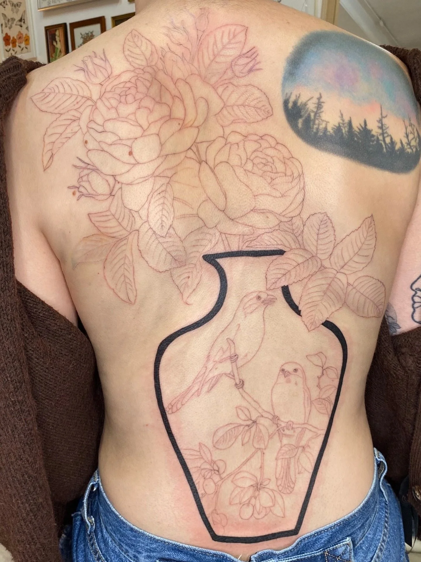 The start of Harriet&rsquo;s back ✨ We adapted the design to fit around the existing tattoo 
Thank you so much, can&rsquo;t wait to continue 🫶

@tangerinedreamsstudio 

#backtattoos #backpiecetattoo #londontattooartist #floraltattoos #londontattoost