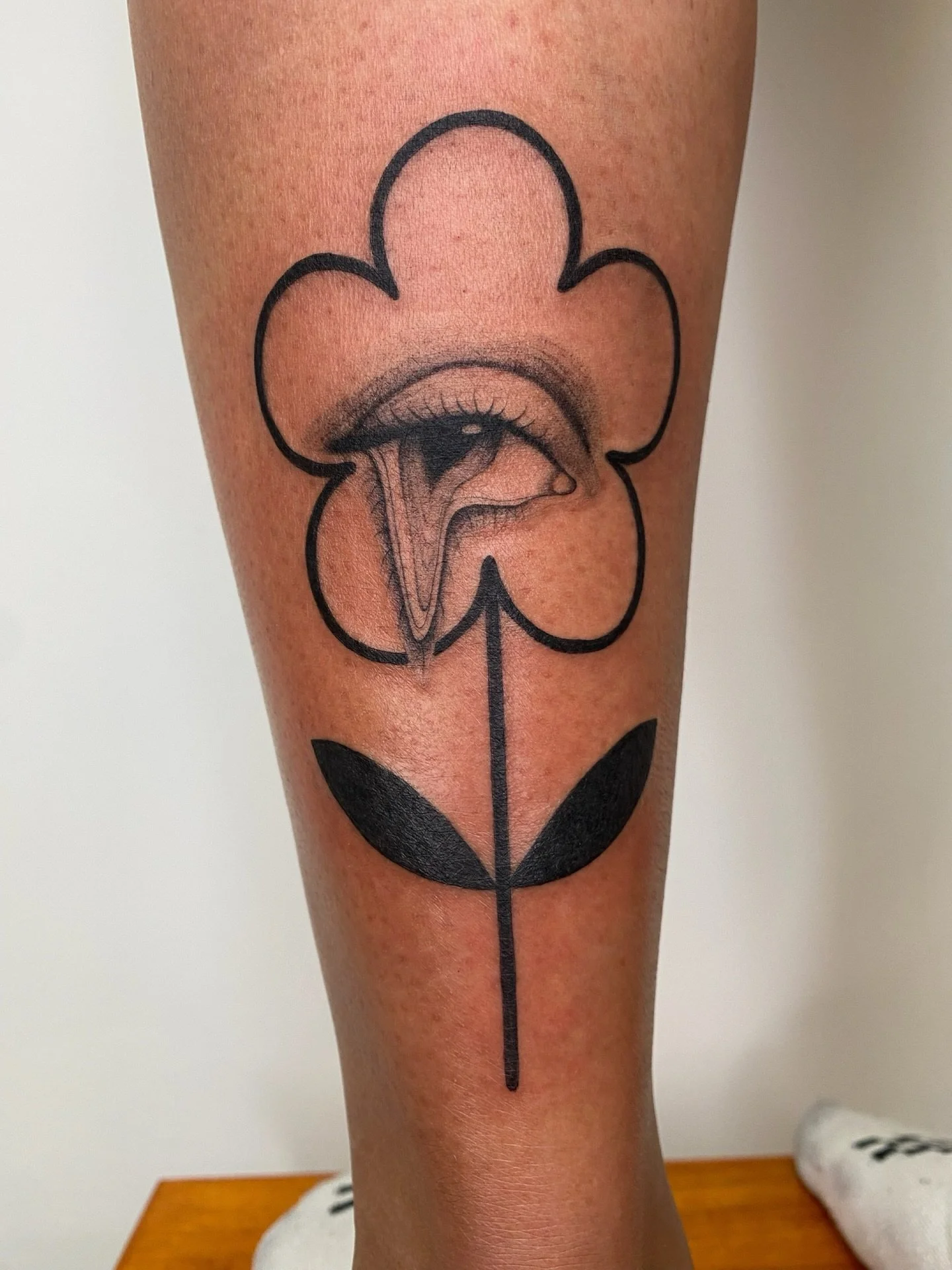 From my flash for Phoebe thank you so much! 🌼
Made at @tangerinedreamsstudio 

#floraltattoo #londontattooartist #londontattoo #blackworktattoos #contemporarytattoo #eyetattoo #70svibes #flowertattoos #flashtattoos #tattooflash