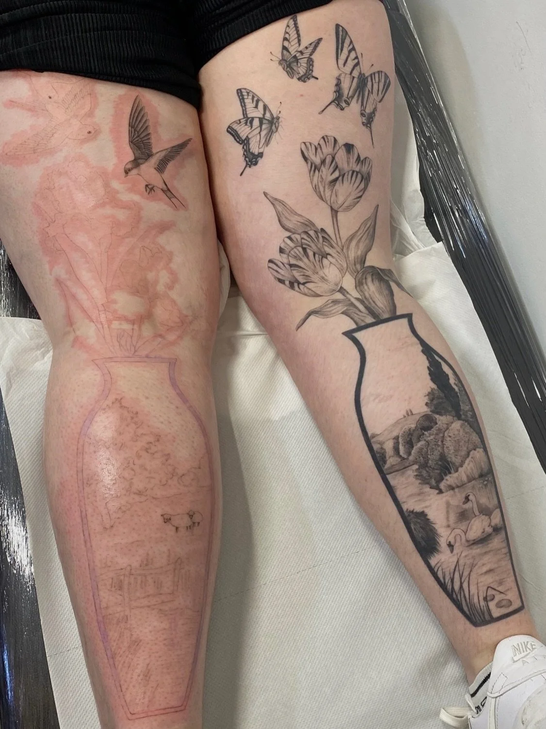 Progress on Annie&rsquo;s legs ❤️ we just started the second leg, outlines are down and we even managed to shade a bird! Right leg is fully healed and took us 3 sessions ✨

@tangerinedreamsstudio 

#tattoo 
#vasetattoo #tattooflashart #legtattoos #co
