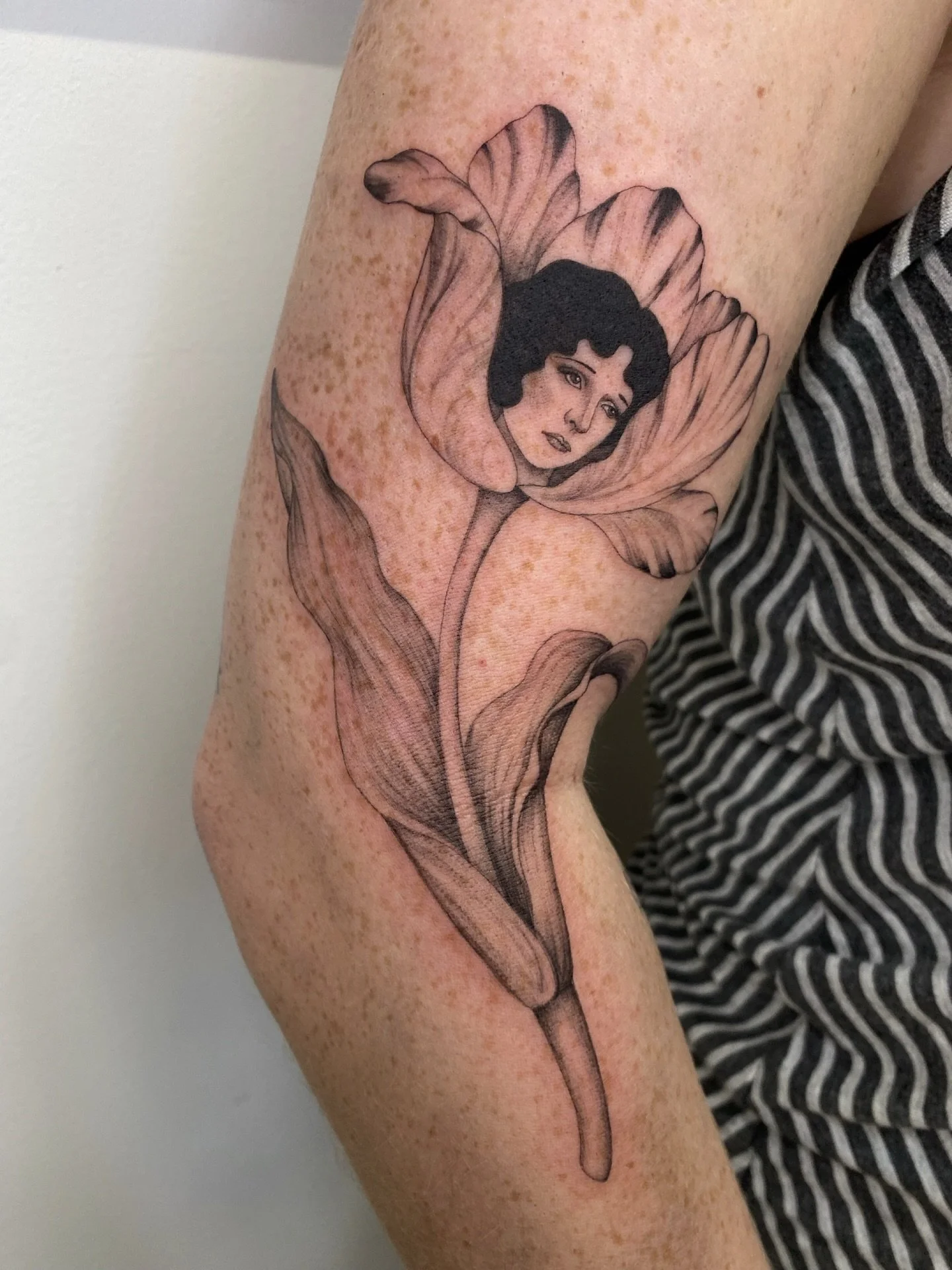 For Niamh, thank you so much! Always a pleasure 🫶

@tangerinedreamsstudio 

#tuliptattoo #tattoolondon #londontattooartist #londontattoostudio #floraltattoos #tulips #finelinetattoos #vintagetattoo #finelinetattooartist #contemporarytattooing #flora