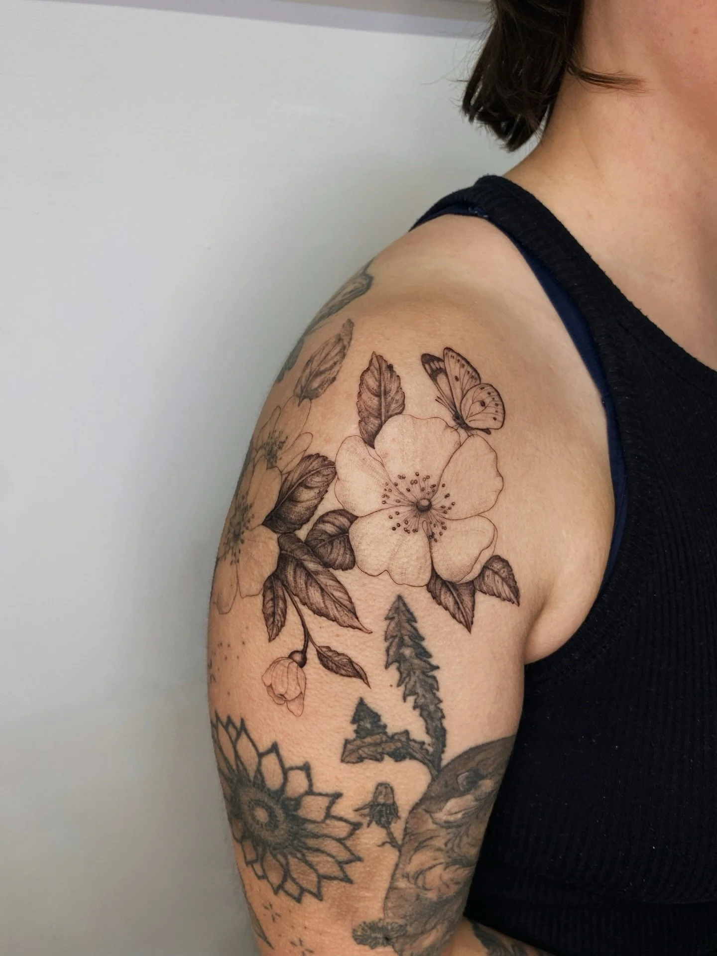 ❁ A freehand one for Poppy, adding onto some roses we made a while back ❁ We stencilled the butterfly. Thank you so much, always lovely to see you ♡ 

Made @tangerinedreamsstudio 

#freehandtattoos #freehand #freehandtattooartist #rosetattoos #rose #