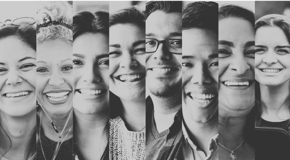 Collage de ocho personas sonriendo, en escala de grises.