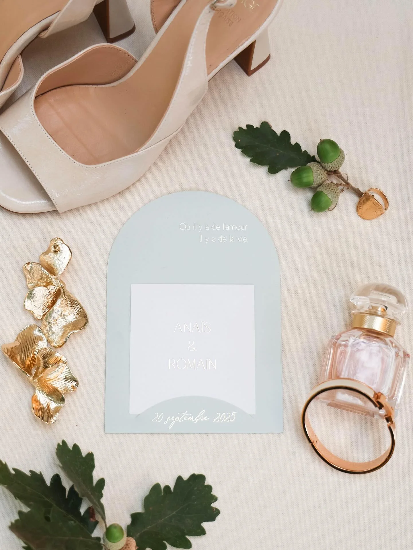 D&eacute;tails, demoiselles d&rsquo;honneur &amp; maman de la Mari&eacute;e, aux petits soins de leur A. 

🐠 

Venue : Domaine de la T&eacute;ouli&egrave;re
Robe : @carrieremariage 
Bouquet : @auteurdefleurs 
Makeup : @omorfias_institut 

_
Photogra