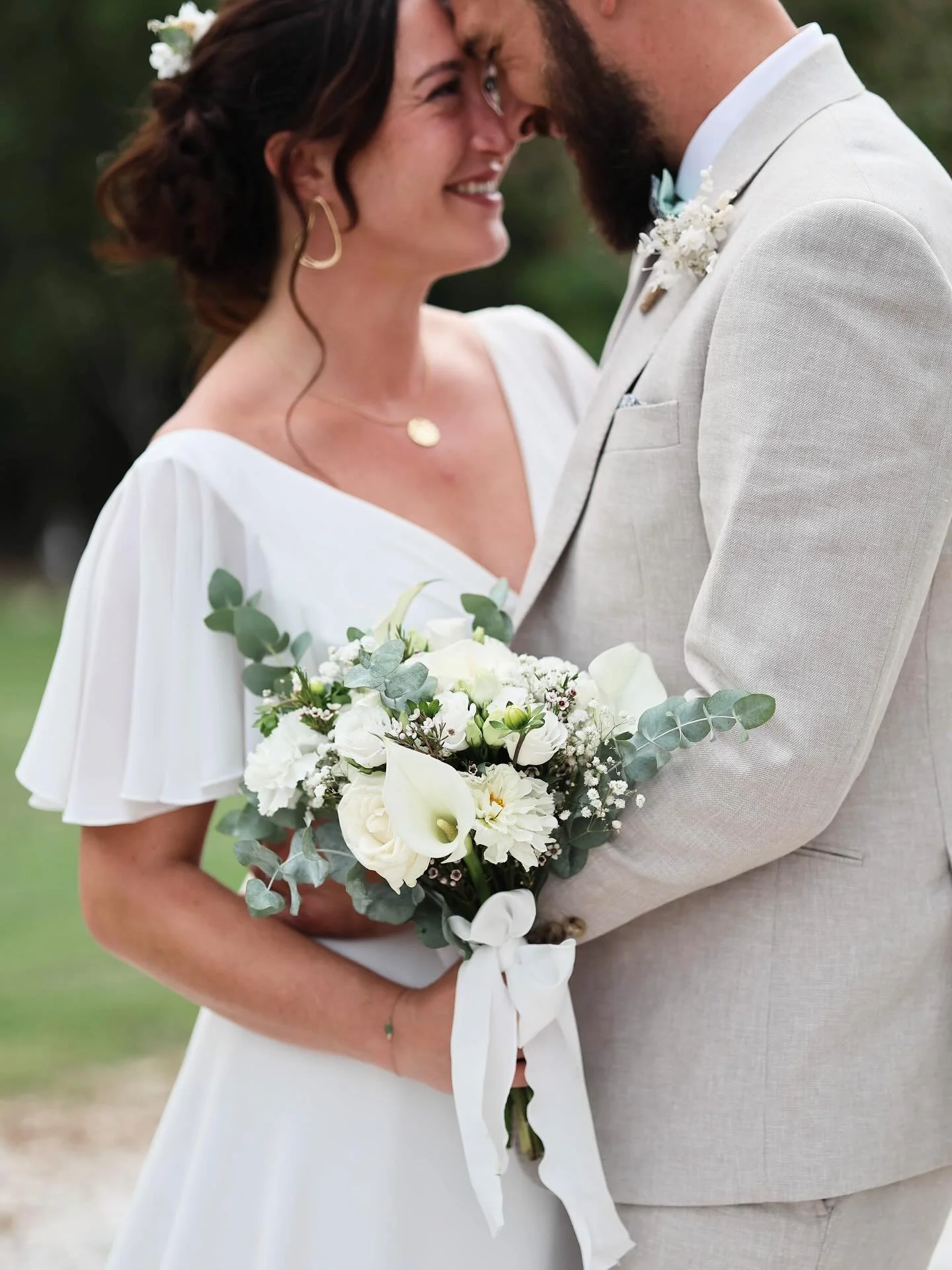 A&amp;R, amoureusement complices. 

🐠 

Lieu : Domaine de la T&eacute;ouli&egrave;re
Robe : @carrieremariage 
Bouquet : @auteurdefleurs 
Maquillage : @omorfias_institut 

_
Photographe Mariage Toulouse Occitanie Destination Weddings