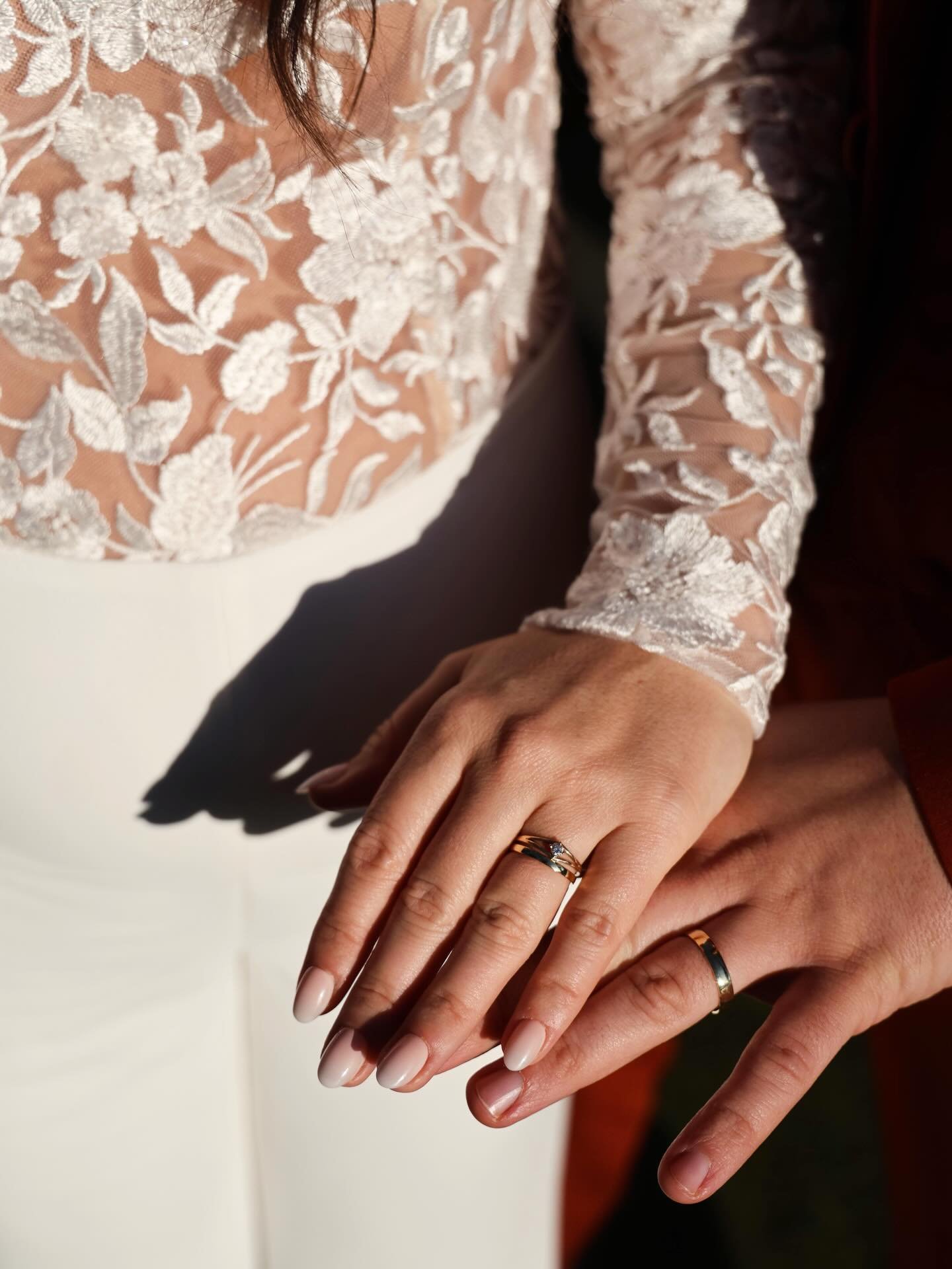 S&amp;C - Winter sun, bride wearing jumpsuit, bride &amp; groom who will soon be parents, love as intense as the light. 

S&amp;C - Un soleil d&rsquo;hiver, une mari&eacute;e en combi, des mari&eacute;s futurs parents, de l&rsquo;amour aussi intense 