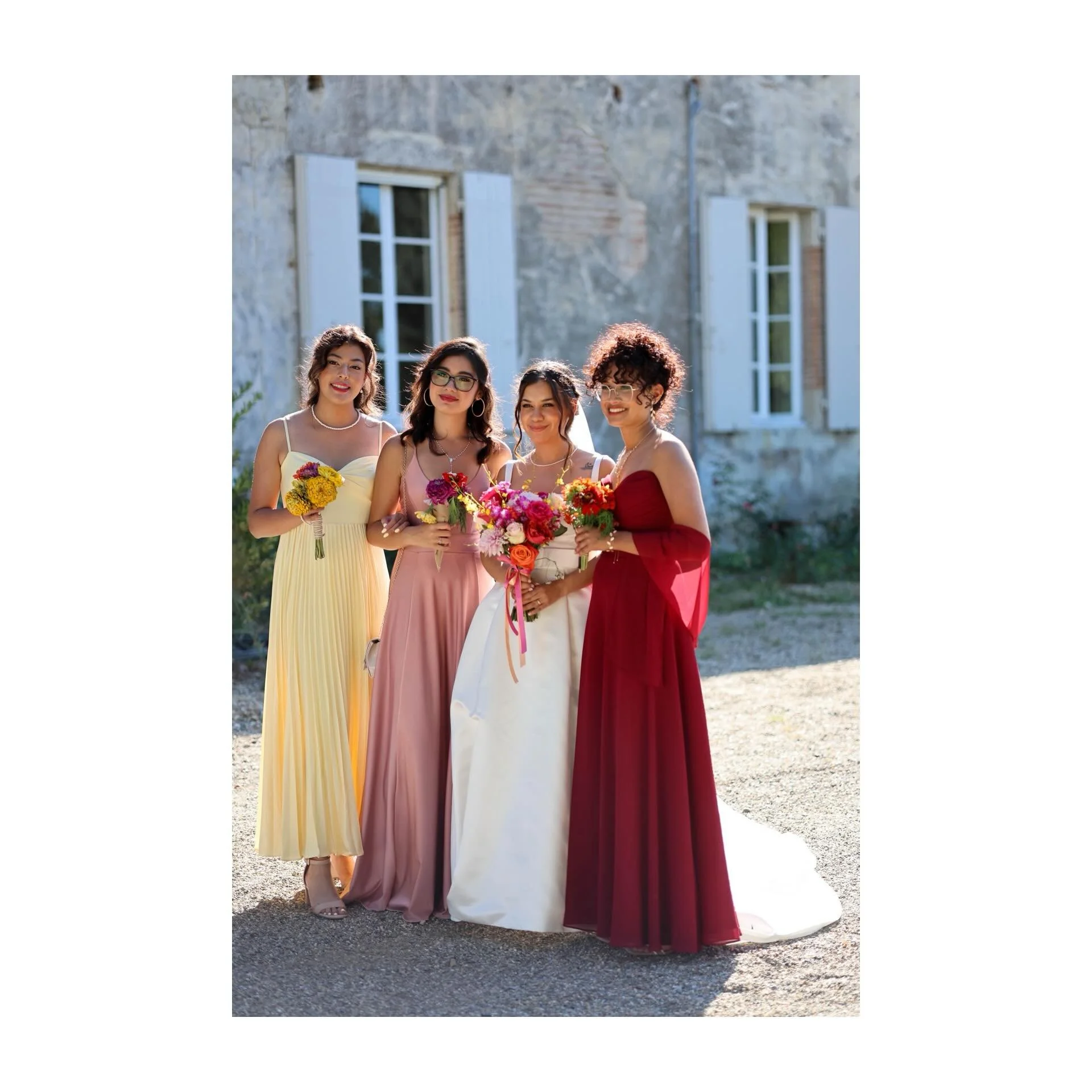 Her bridesmaids like beautiful flowers. 

Ses demoiselles d&rsquo;honneur comme de jolies fleurs.

🐠

Venue: Ch&acirc;teau Saint-Philip

_
Photographe Editorial Mariage Toulouse Sud-Ouest Wedding Destinations