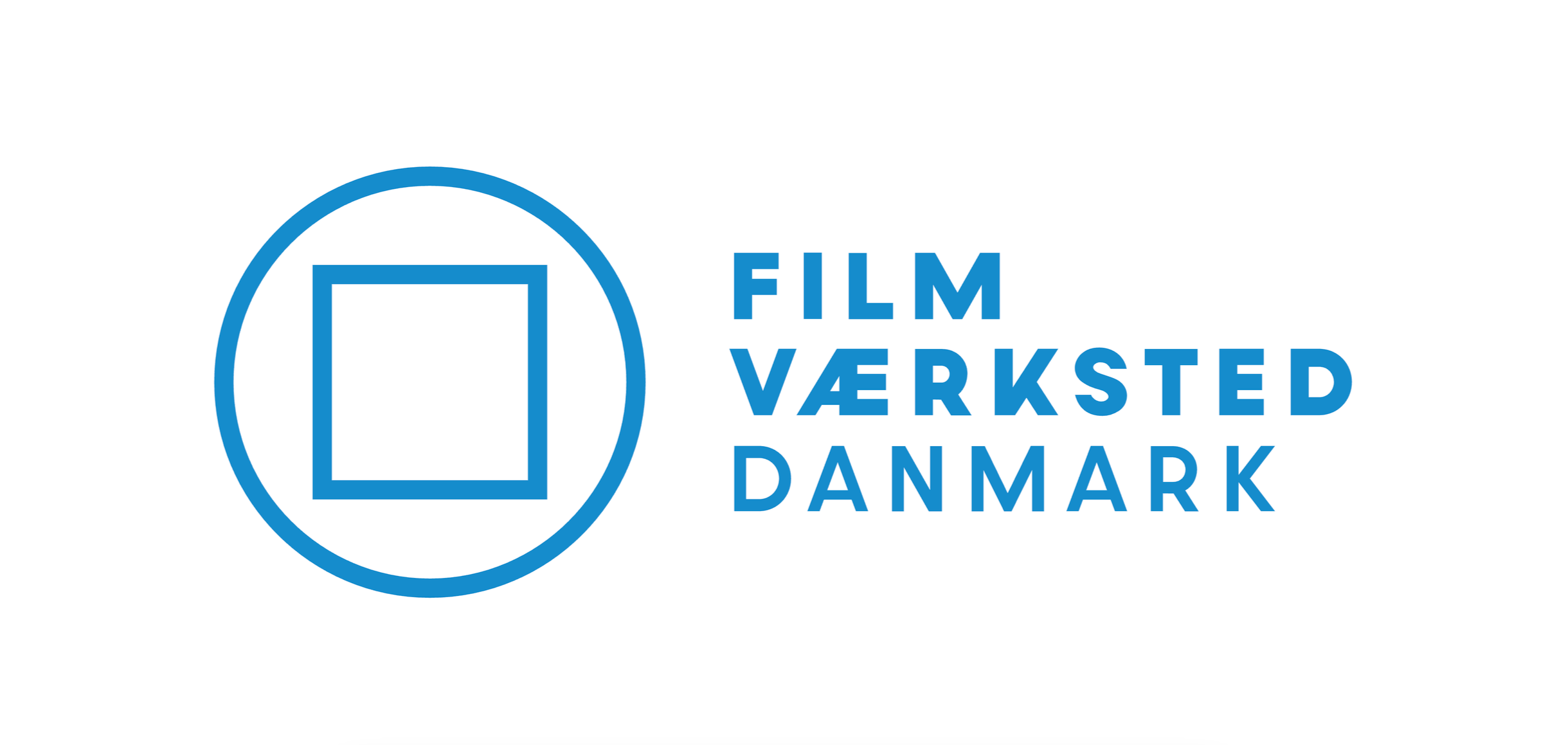 Fire personer kigger på en kameraudstyr, de smiler og ser interesserede ud.