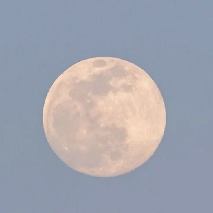 People say the full moon energy & portal can be felt three days before and three days after a full moon. 🌕 so if you haven’t done your rituals yet, it’s not too late!
Here’s what astrologer @danalucypay has to say about the Ar