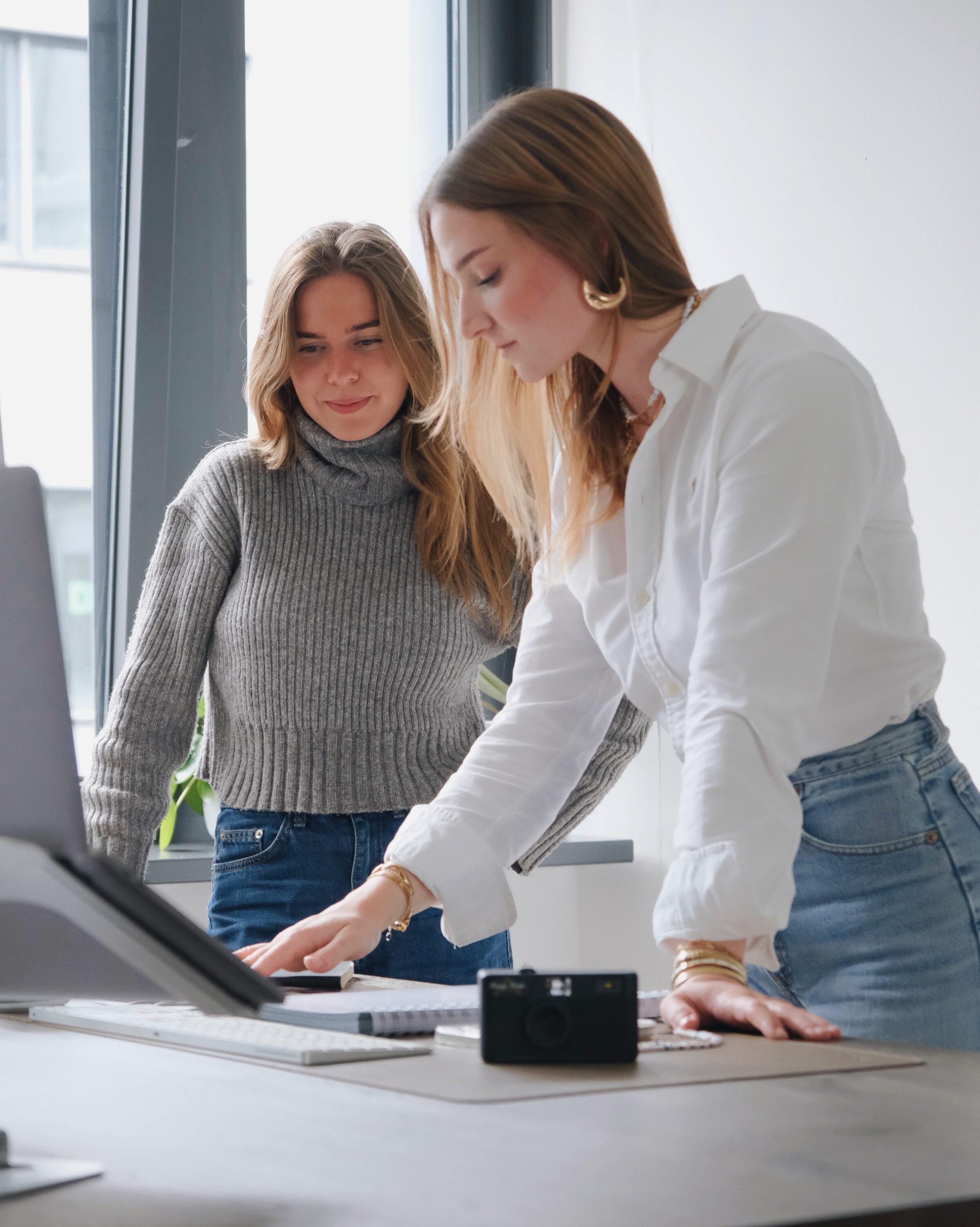 Office girlies in action 📑✨⁣
⁣
#teamwork #socialmediagirls #lillsocialmedia