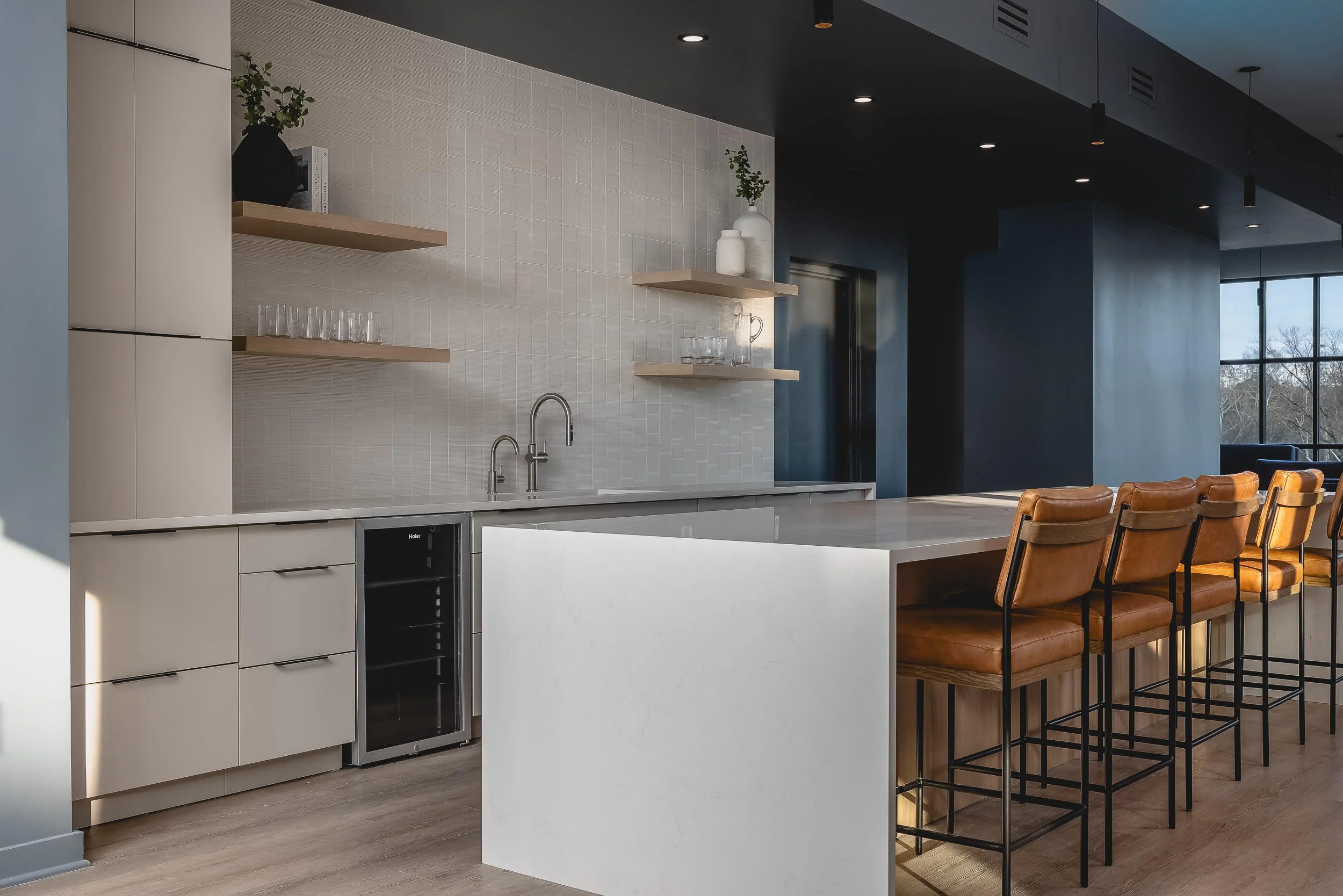 Owners-Entertaining-Kitchen-1785-Club-03.jpg