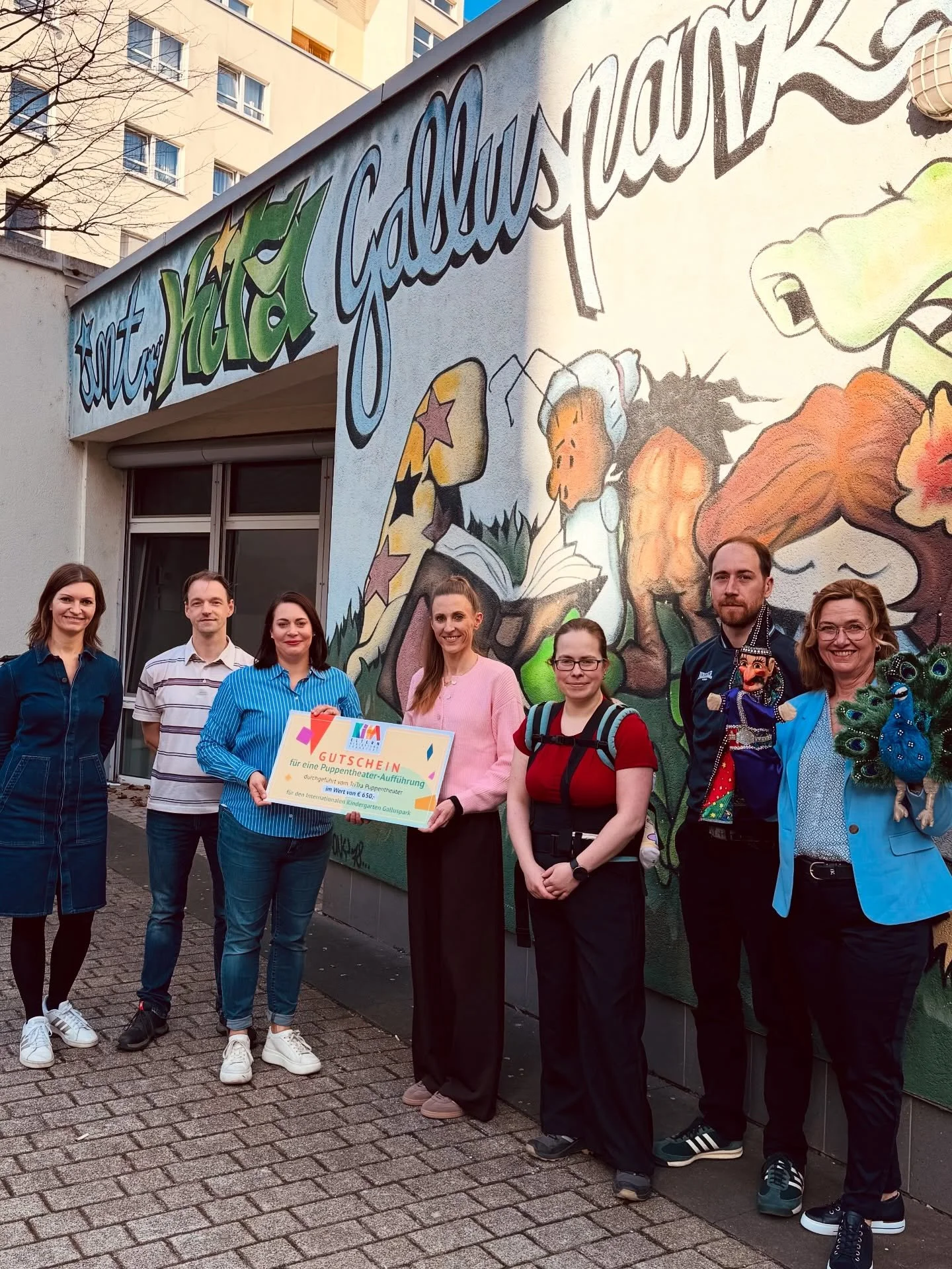 Vor ein paar Tagen war es endlich so weit: Wir haben den Gutschein f&uuml;r eine Puppentheatervorf&uuml;hrung an unsere Gewinner-Kita &uuml;berreicht! ✨

Erinnert ihr euch an unsere Verlosung Ende letzten Jahres? Zahlreiche Eltern aus ganz Frankfurt 