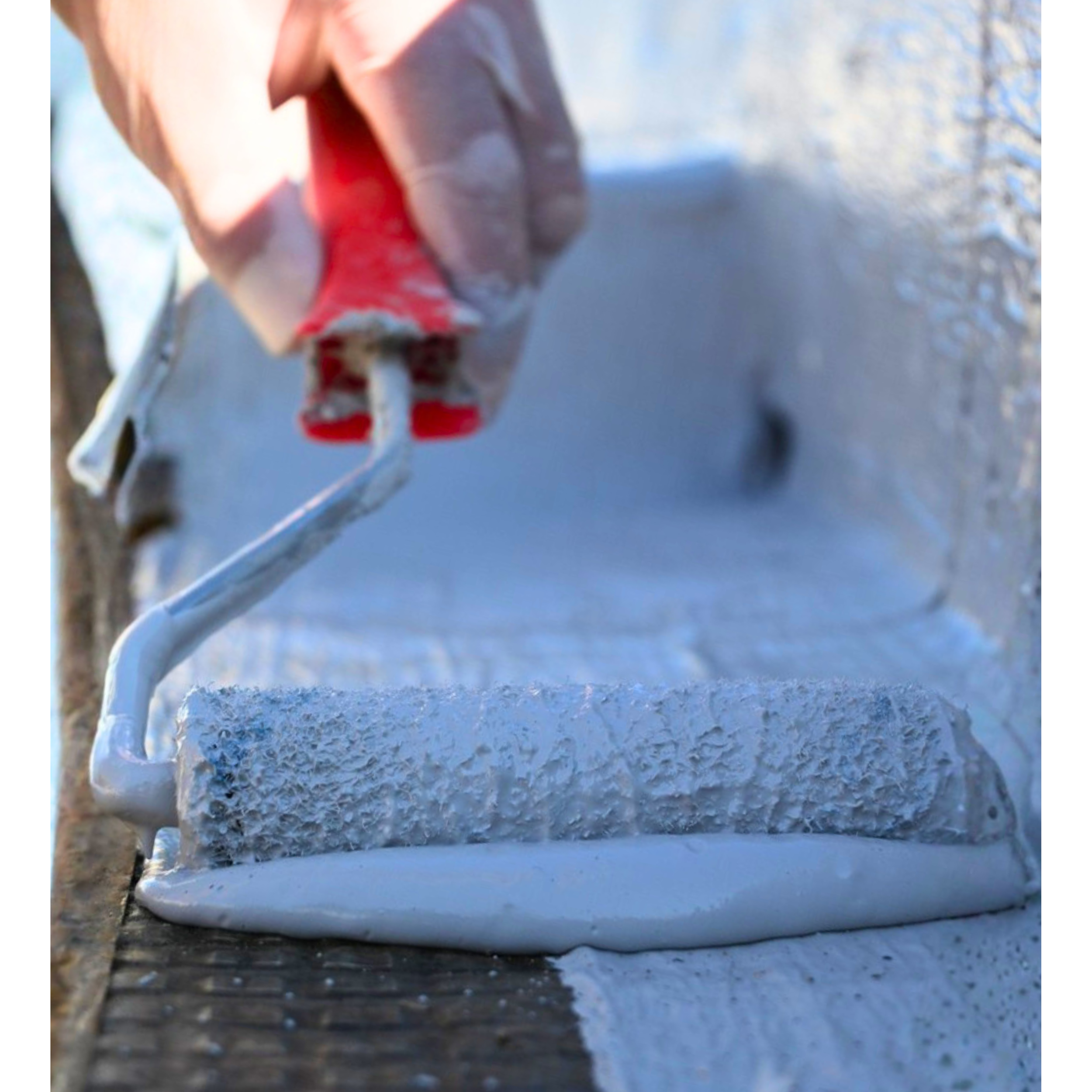 Application d'une résine d'étanchéité liquide au rouleau de peinture sur un rebord de balcon en provence Alpes côte d'azur pour lutter contre les infiltrations d'eau et les innondations.