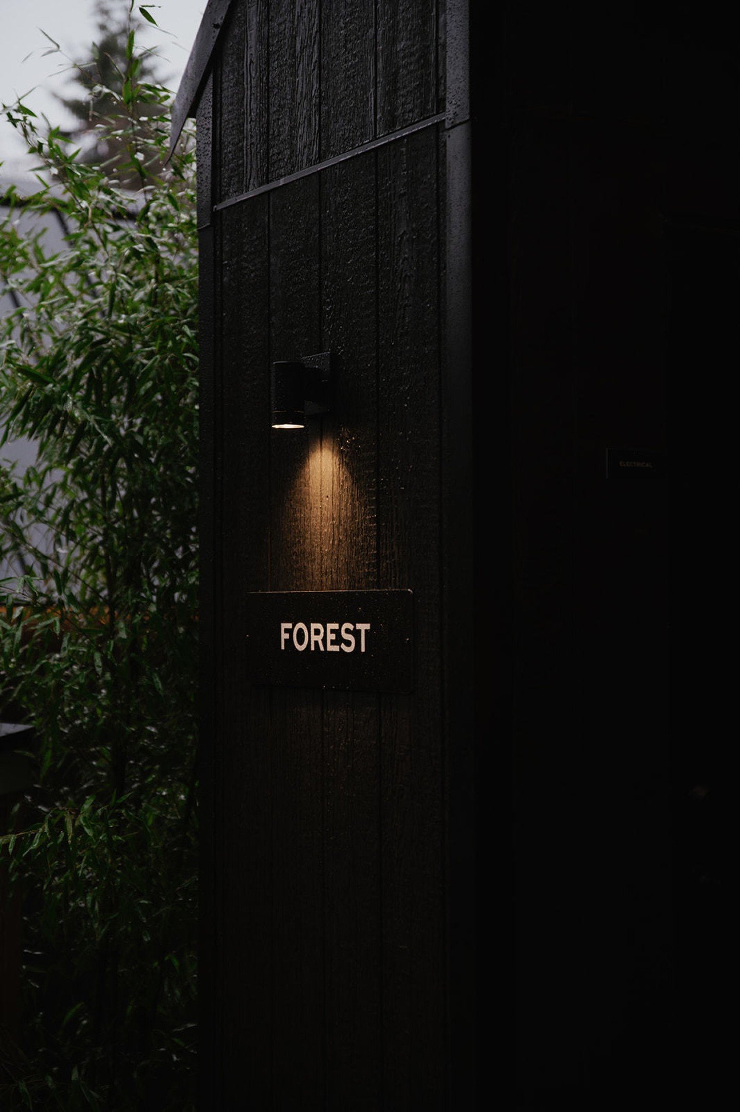 While Mist rests in January, the sanctuary is quietly transforming. This pause gives us time to tend to the small but meaningful details, replenishing wood, refreshing the spaces, checking every element of the thermal circuit, and caring for the land