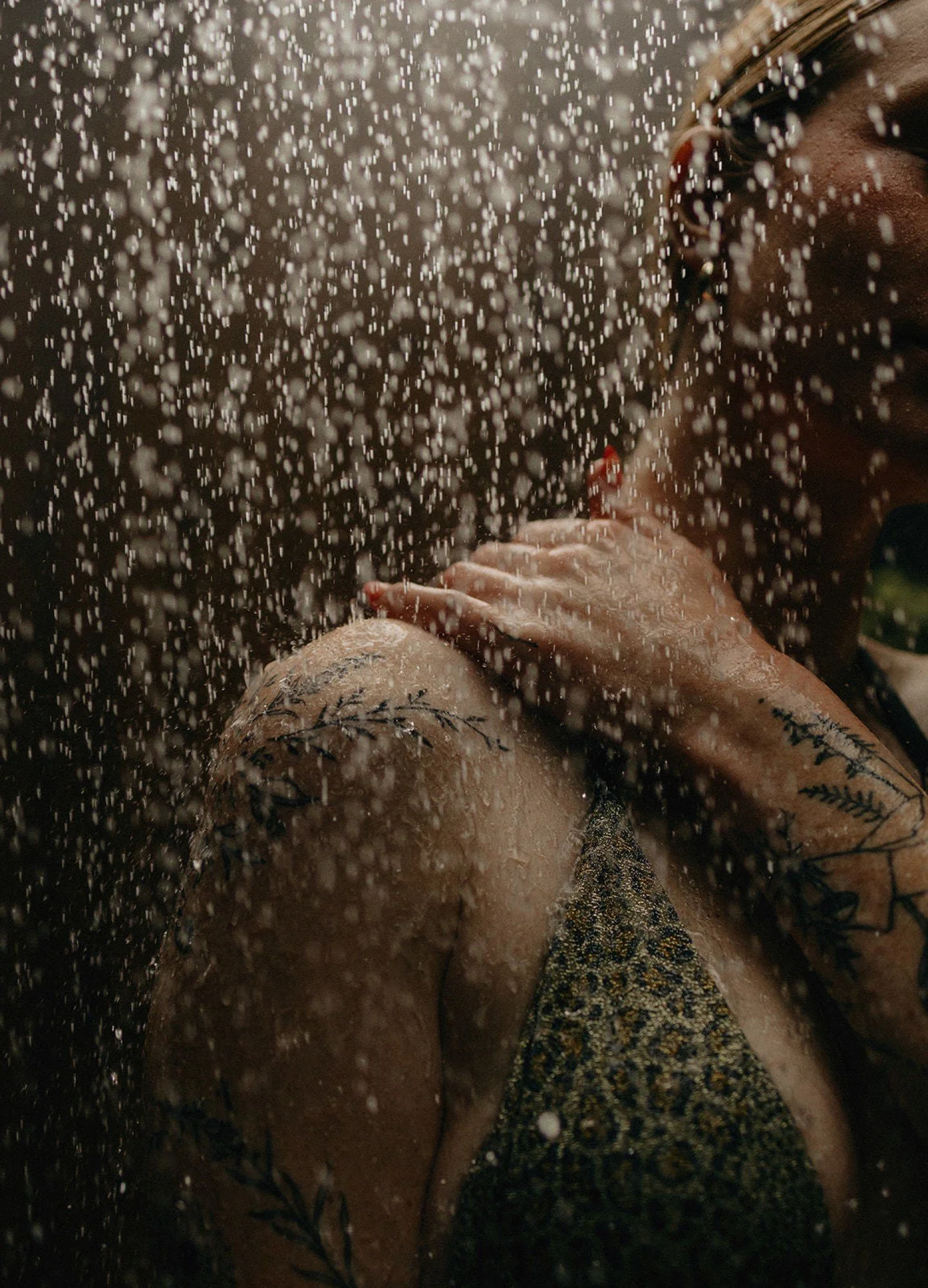 One of the simplest ways to relax at Mist happens in the outdoor shower. 🚿🌲

After warming up in the cedar sauna, the outdoor shower helps your body release heat gradually, loosens the muscles, and supports nervous system regulation. The contrast o