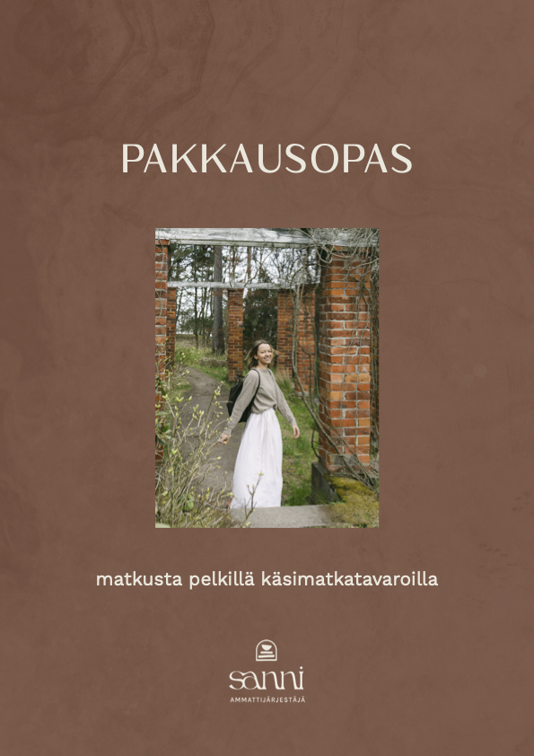 Pakkusopas-tyylinen kirjan kansikuva, jossa on valokuva naisesta kävelemässä ulkona vanhojen punatiilisten rakenteiden läheisyydessä. Taustalla puita ja kasvillisuutta.