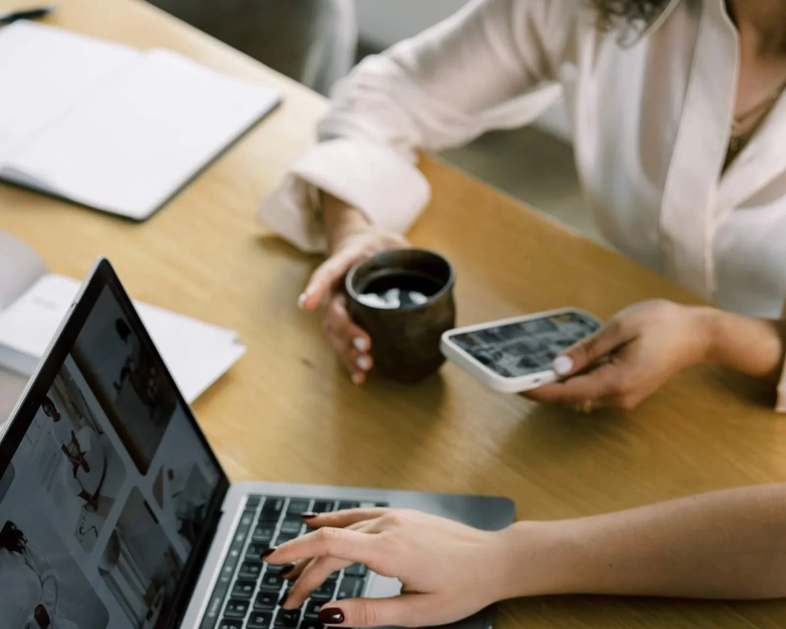 2 women at desk working on a blog post