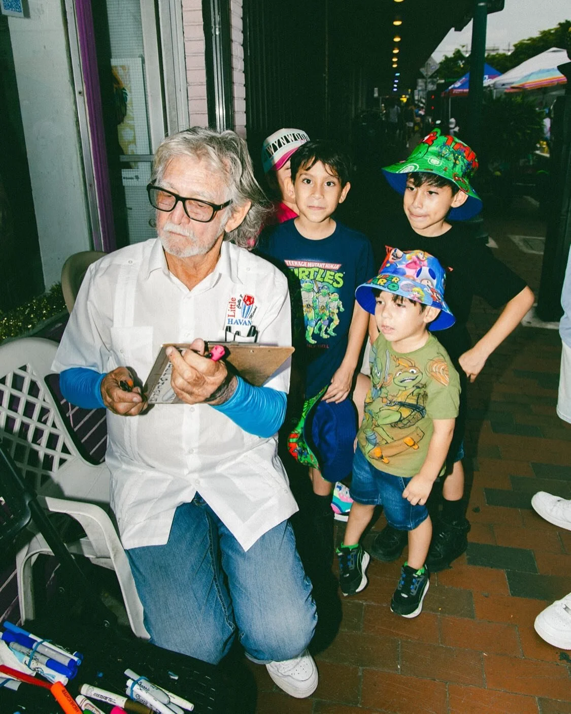 el se&ntilde;or y los ni&ntilde;os 🇨🇺❤️ #calle8miami thank you @robertomataschoolofphotography for honorable mention!