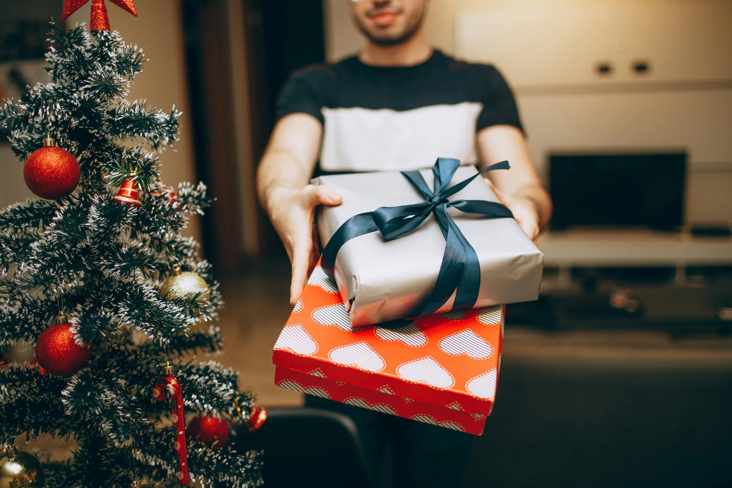 Pros &amp; Cons of Selling During the Holidays