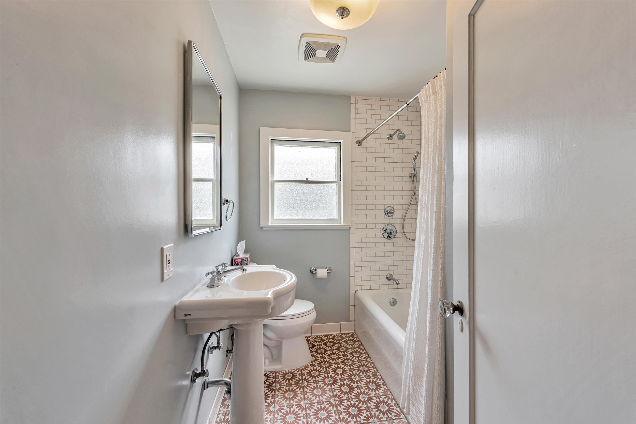 33_F8_1944108thAvenue_044.JPG