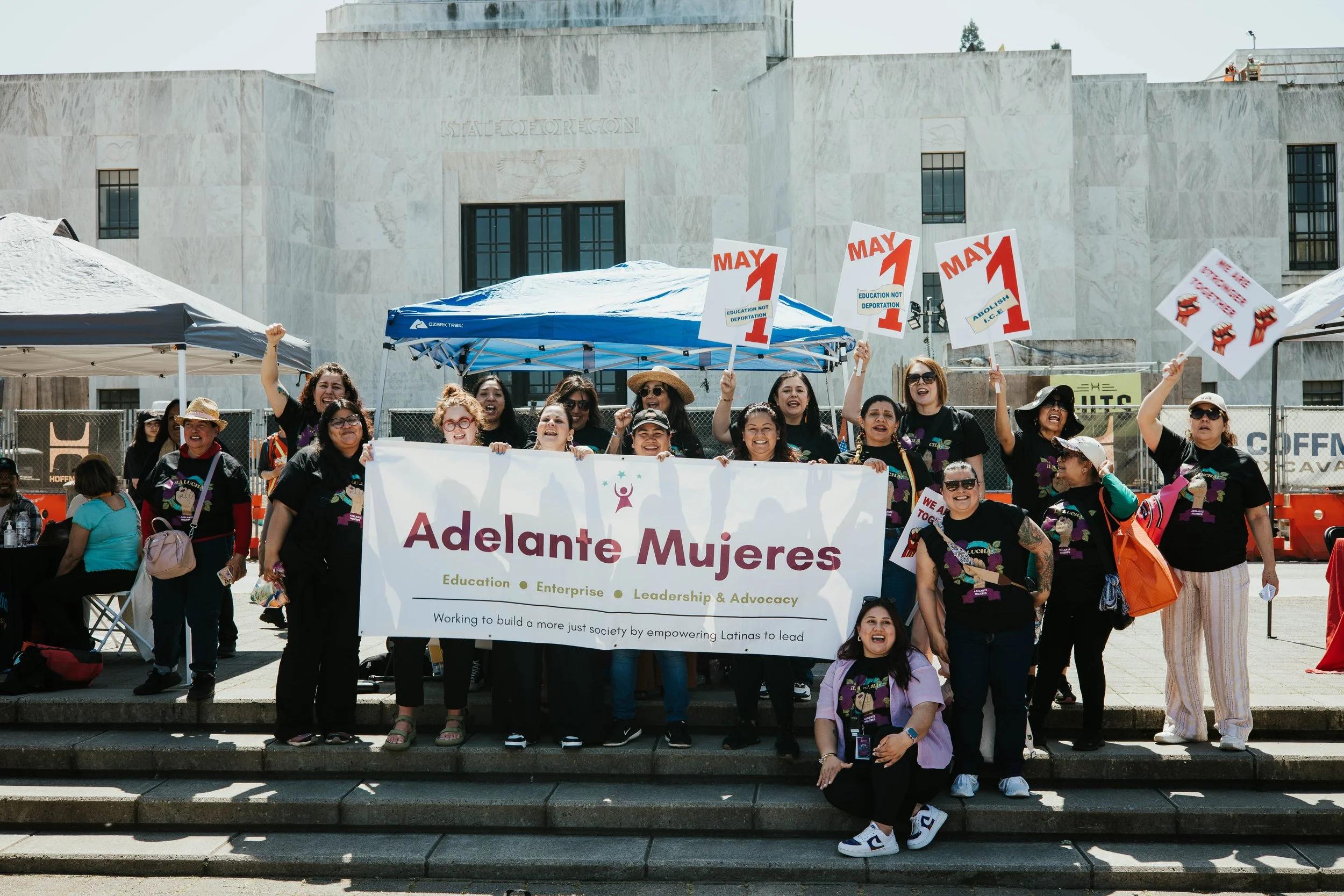 Cómo Adelante Mujeres apoya a las familias afectadas por las medidas de control de inmigración.