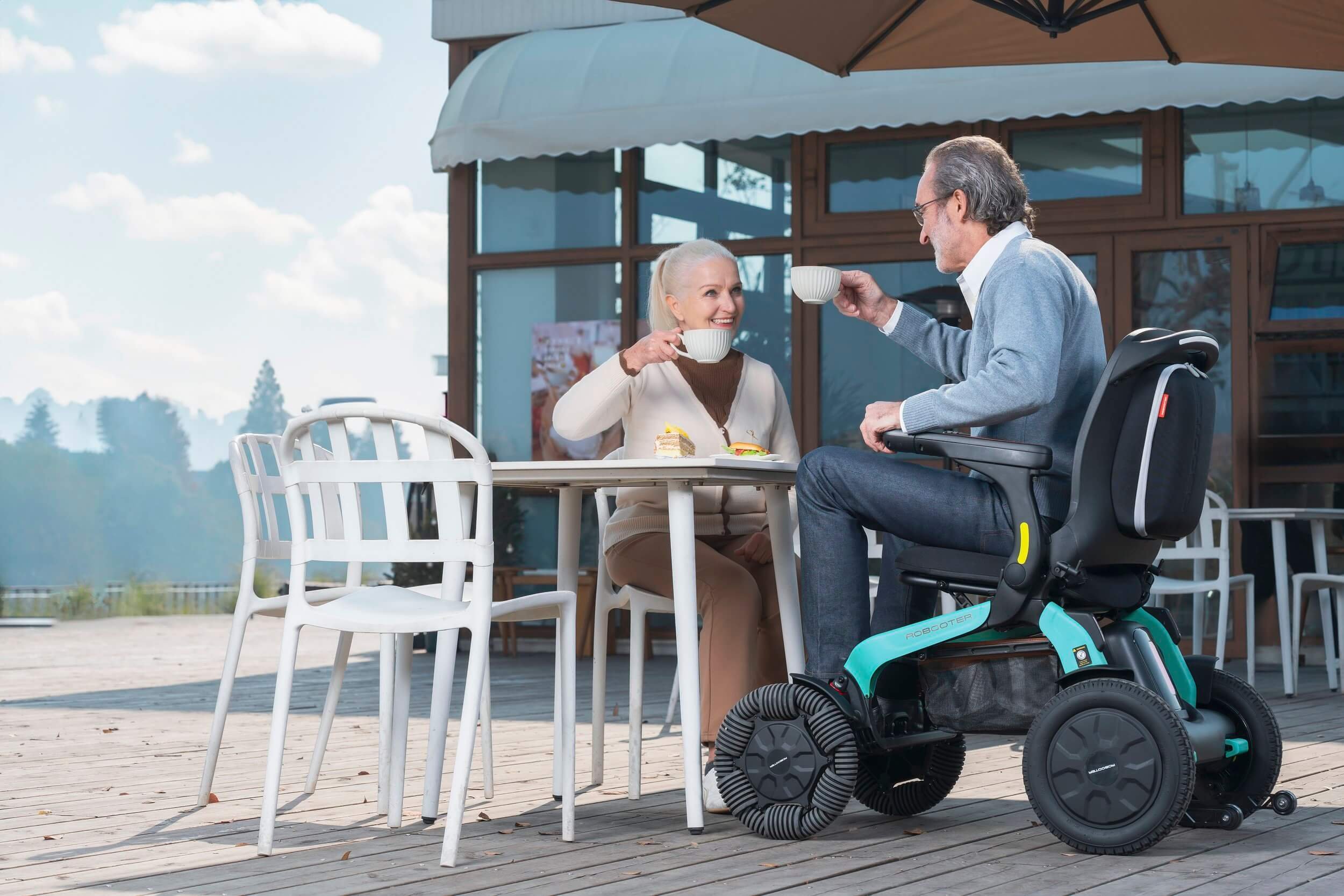 Couple dining together with the Robooter E60
