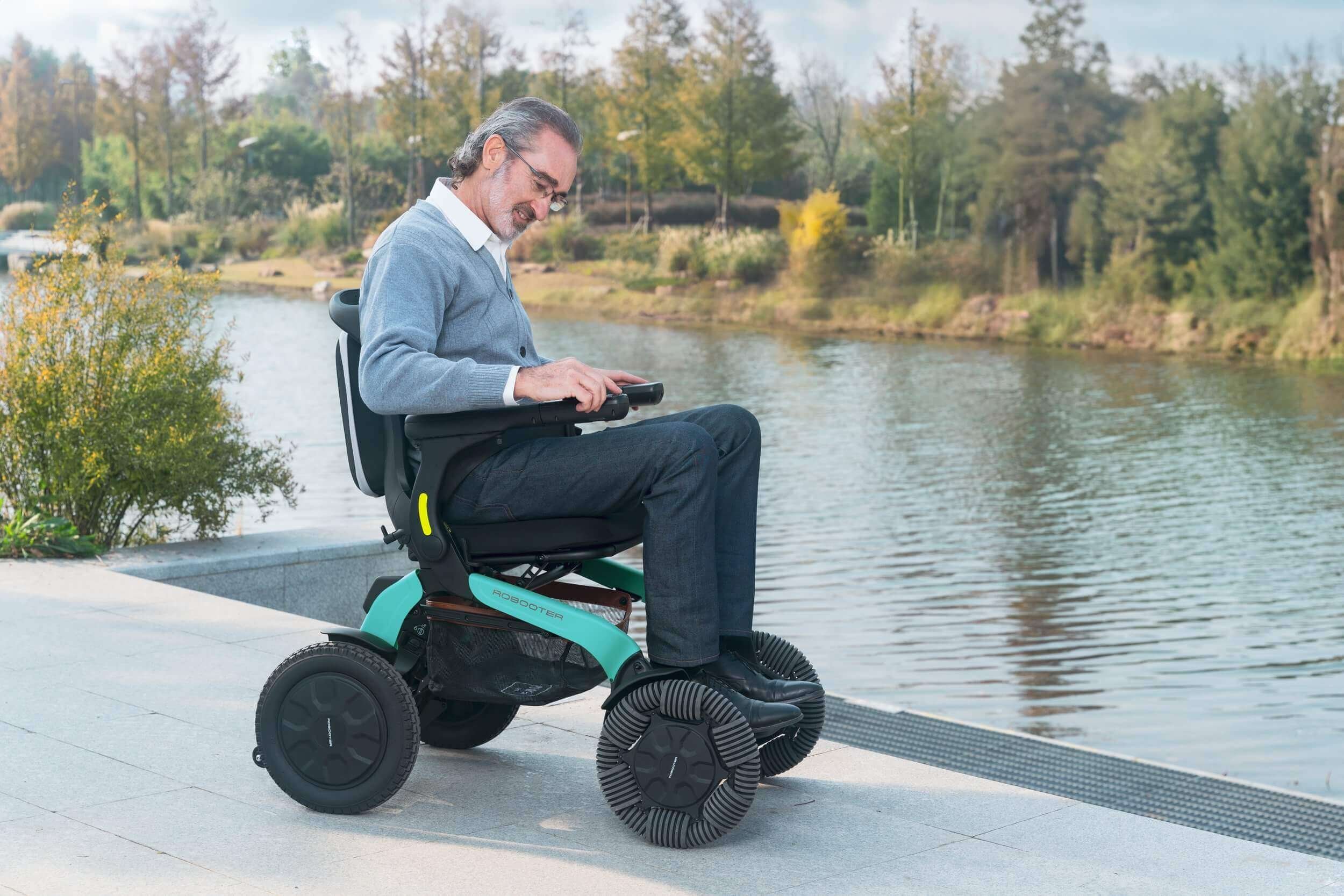 Man operating the Robooter E60 green variant