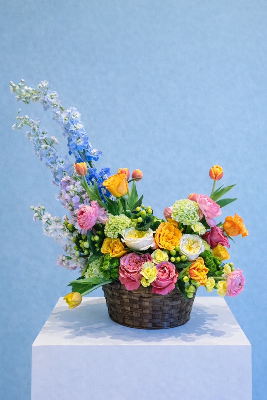 Vibrant+floral+arrangement+on+pedestal.png