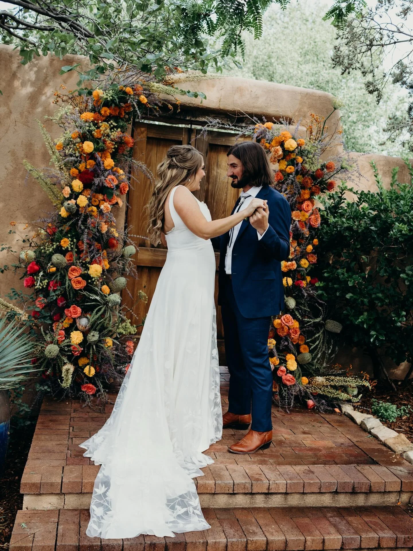 Are you still on the hunt for the right florist for your wedding? Maybe this review from one of our amazing brides will help you out 😉
&ldquo;They rocked our wedding! Amazing aesthetic, creative designs, and so much fun to work with.&rdquo; - Blaire