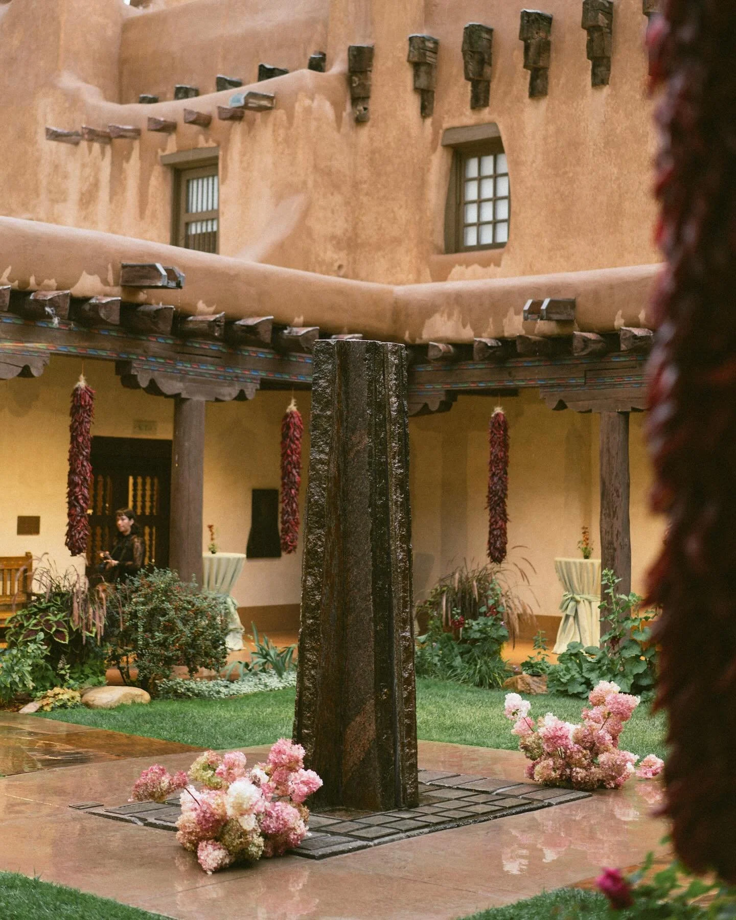 2025 was unforgettable - because of you.
Here are a few of the magical moments that made us fall in love with flowers (and you) all over again.

🌧️ Sofia and John&rsquo;s micro wedding in the rain at the Art museum still has us swooning

🌾 Designin