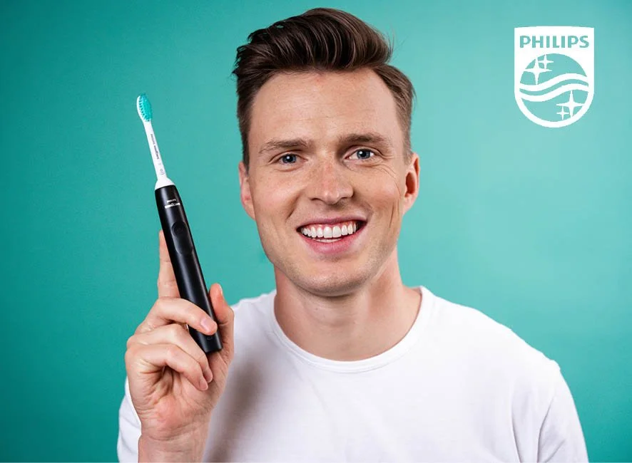 PHILIPS SONICARE:  Jag har tagit fram butiks- kommunikation så som displayer, produktkort och skyltmaterial för Philips Sonicare-eltandborstar i retailbutiker i hela Norden. Denna variant med Karsten som frontperson, under denna kampanj skapade jag ä