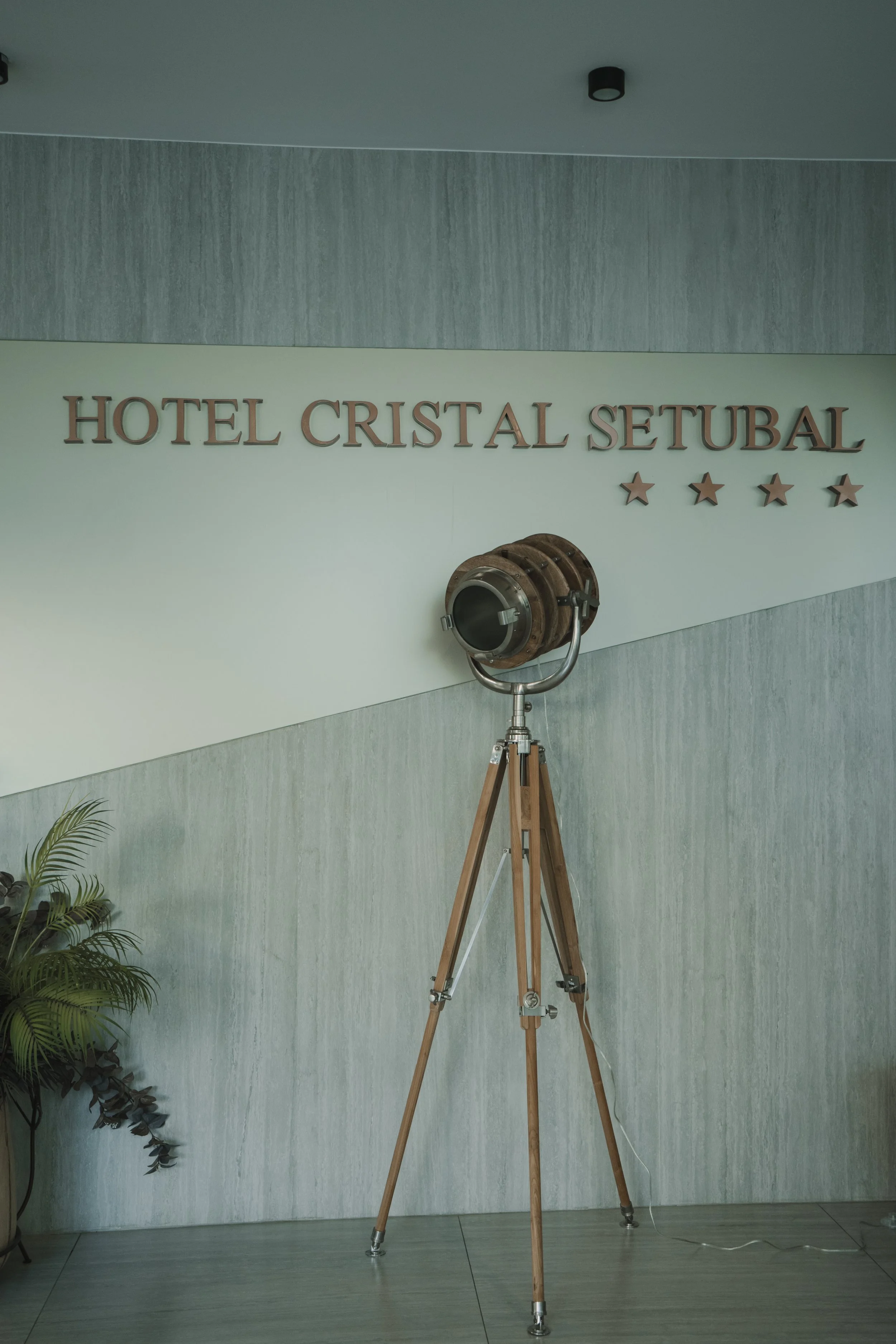 Imagem de behind the scenes de uma produção audiovisual para hotel em Setúbal, Portugal, destacando o ambiente e a hospitalidade local em colaboração com a Beyond Focus Studios.