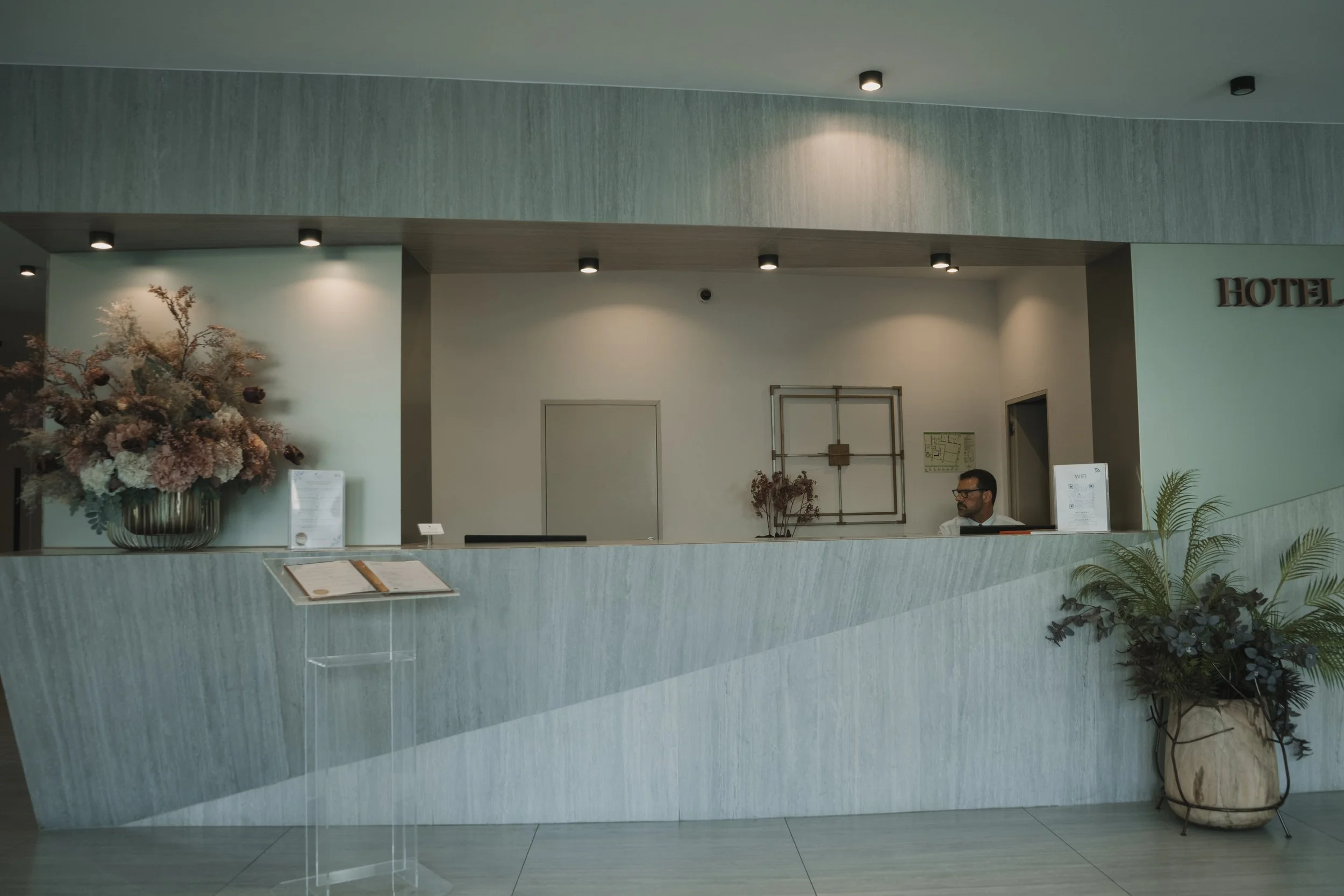 Imagem de behind the scenes de uma produção audiovisual para hotel em Setúbal, Portugal, destacando o ambiente e a hospitalidade local em colaboração com a Beyond Focus Studios.