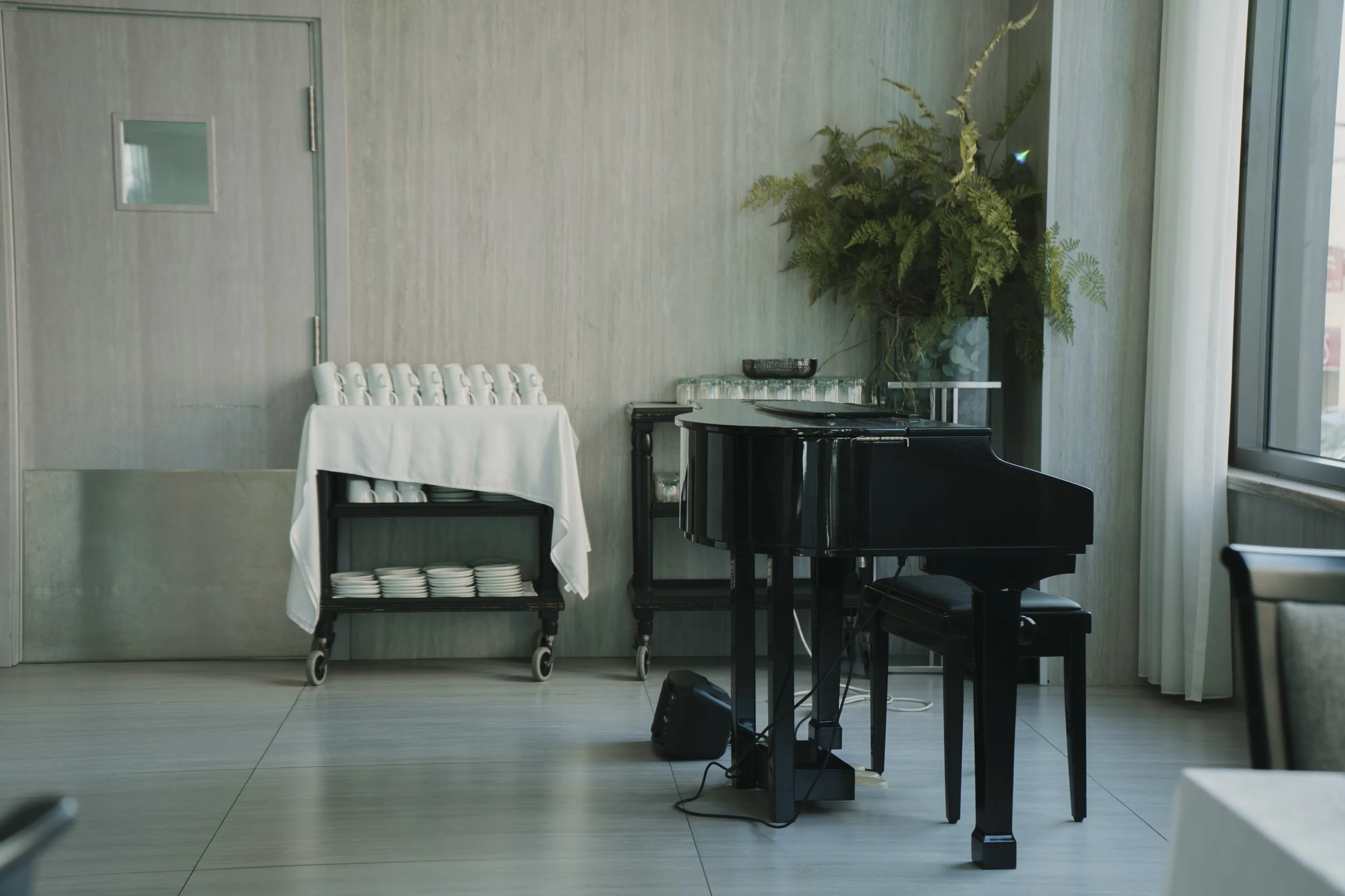 Imagem de behind the scenes de uma produção audiovisual para hotel em Setúbal, Portugal, destacando o ambiente e a hospitalidade local em colaboração com a Beyond Focus Studios.