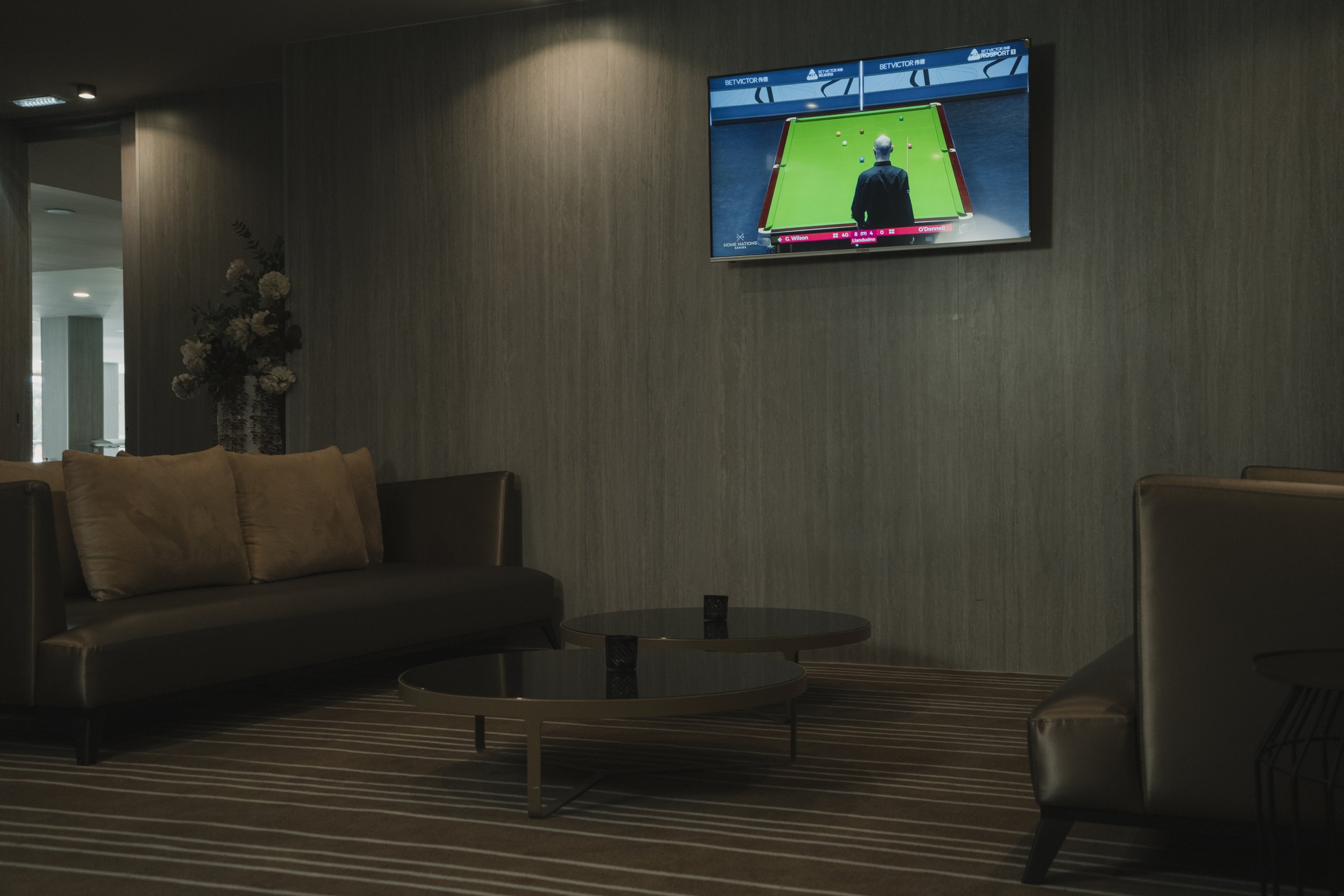 Imagem de behind the scenes de uma produção audiovisual para hotel em Setúbal, Portugal, destacando o ambiente e a hospitalidade local em colaboração com a Beyond Focus Studios.